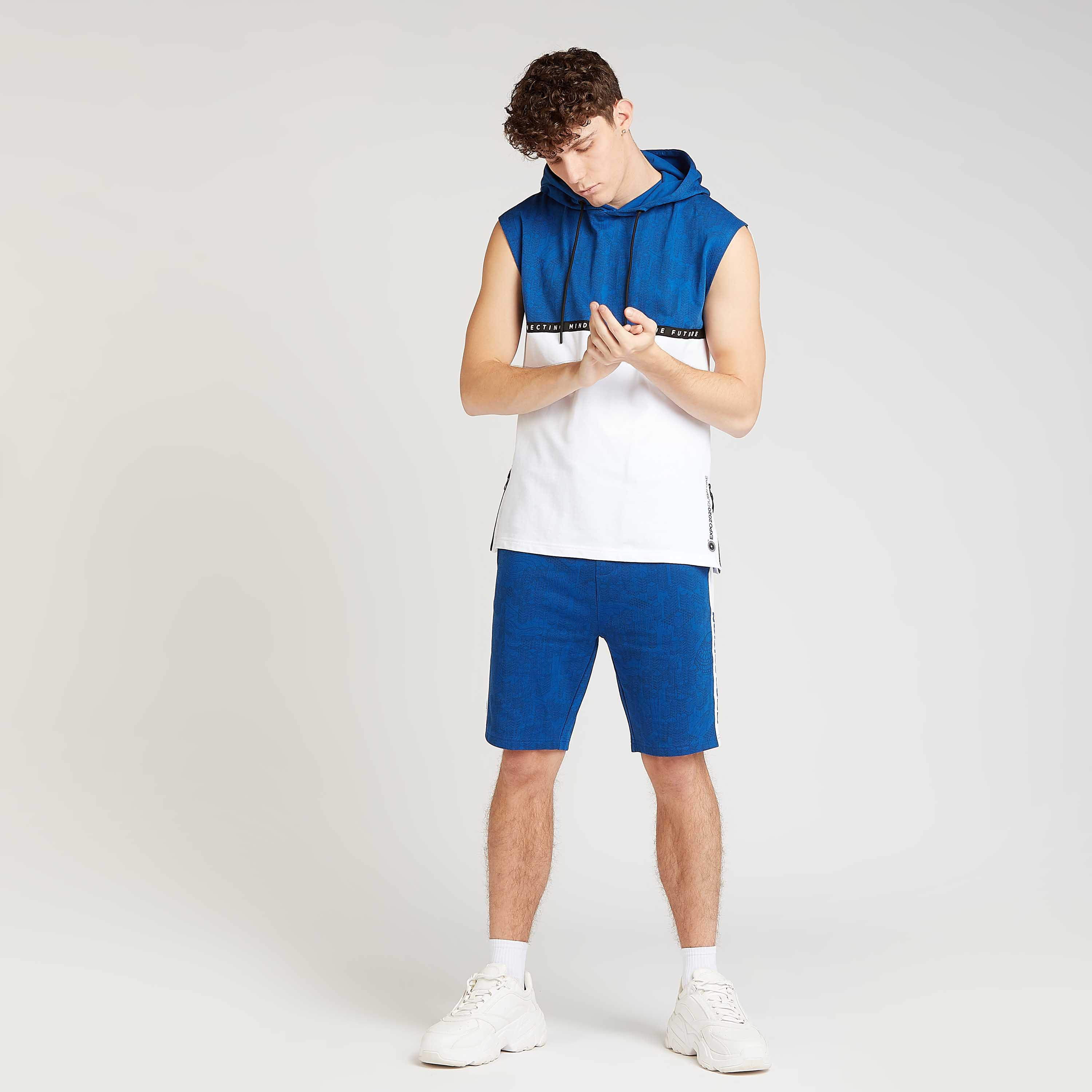 تيشيرتدون أكمام بقبعة وطبعات اكسبو 2020-men-clothing-tshirtsandpolos-tshirts-image-2