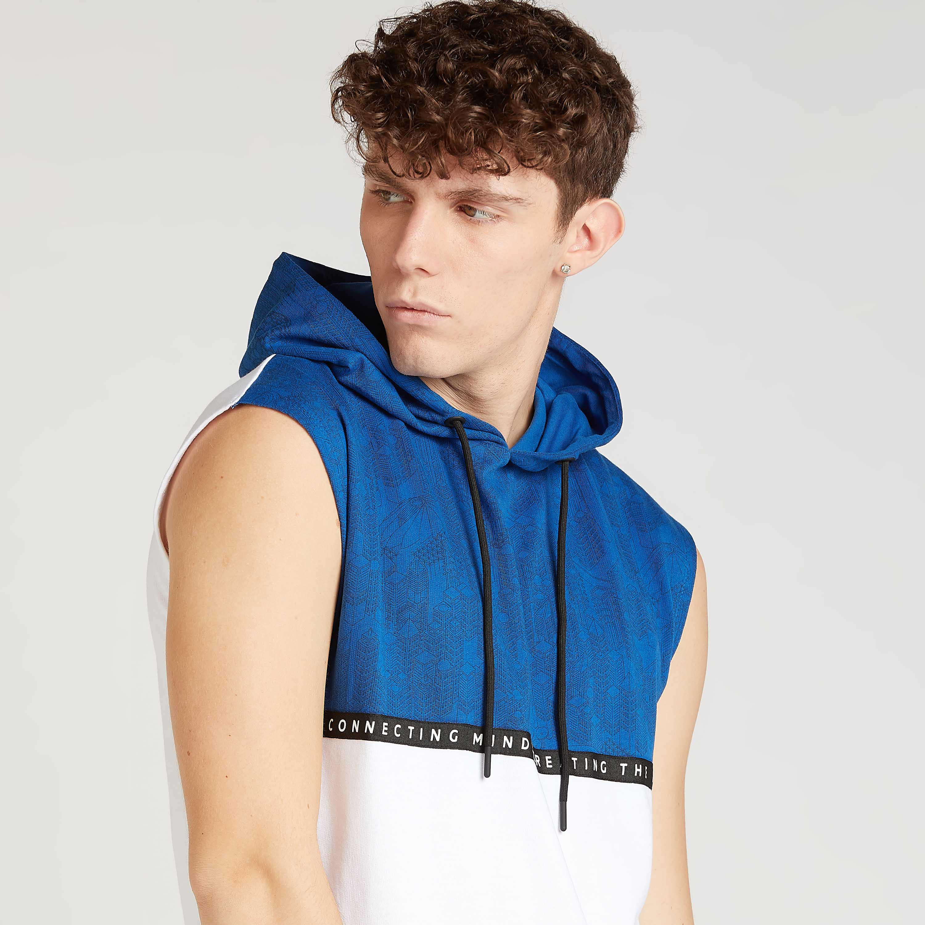 تيشيرتدون أكمام بقبعة وطبعات اكسبو 2020-men-clothing-tshirtsandpolos-tshirts-image-3