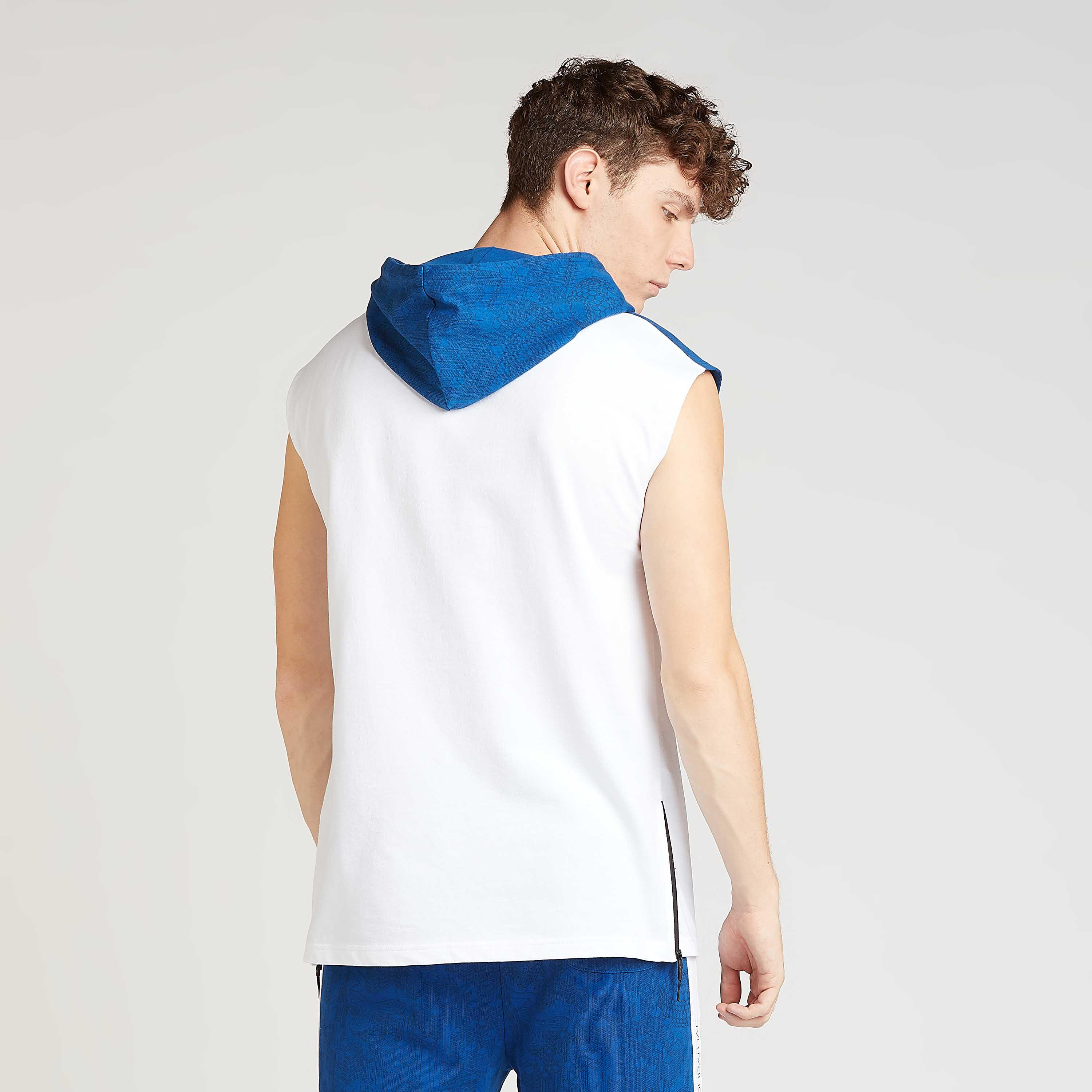 تيشيرتدون أكمام بقبعة وطبعات اكسبو 2020-men-clothing-tshirtsandpolos-tshirts-image-4