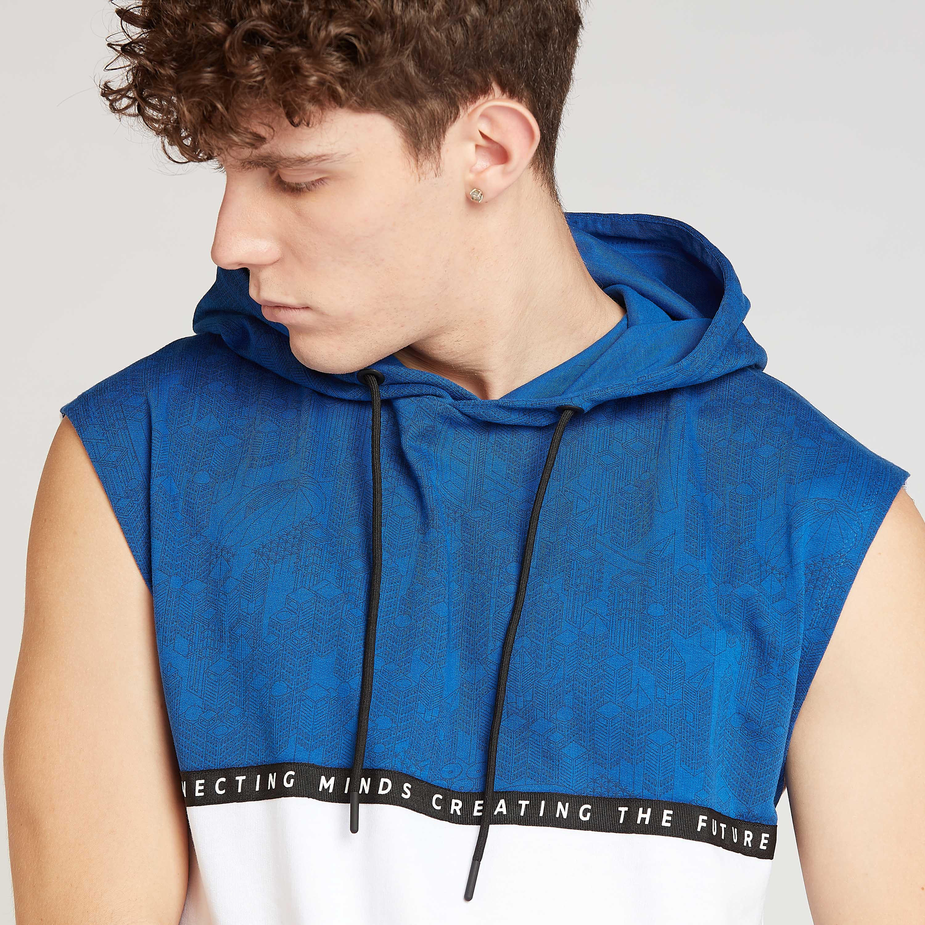 تيشيرتدون أكمام بقبعة وطبعات اكسبو 2020-men-clothing-tshirtsandpolos-tshirts-image-6