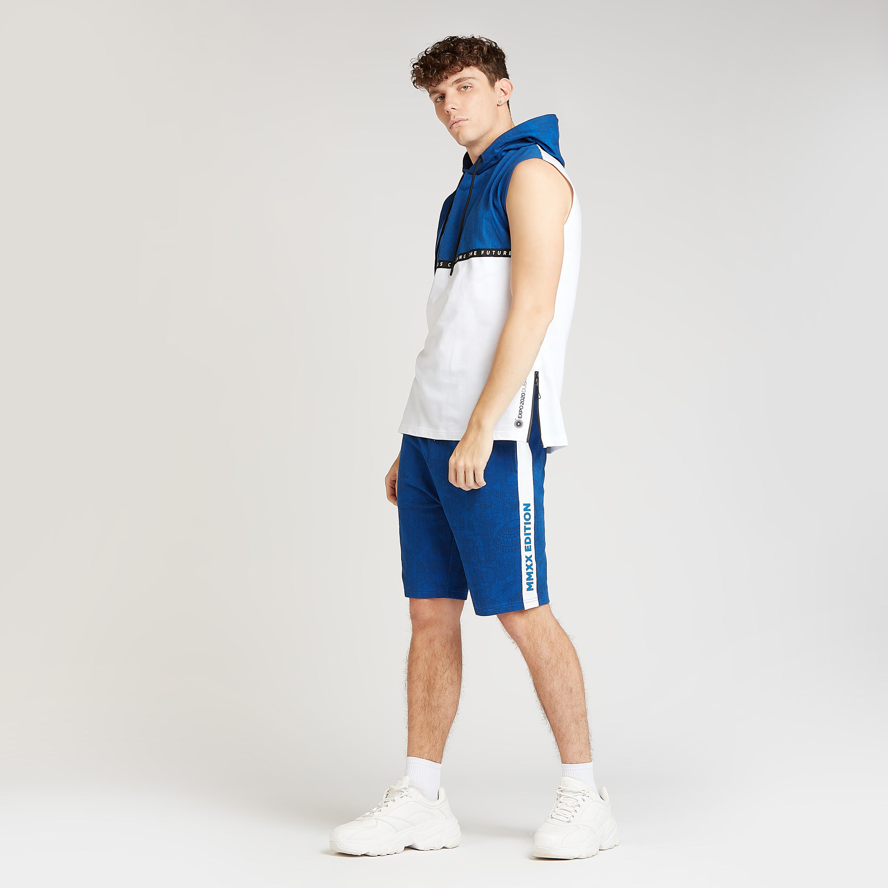 تيشيرتدون أكمام بقبعة وطبعات اكسبو 2020-men-clothing-tshirtsandpolos-tshirts-image-7
