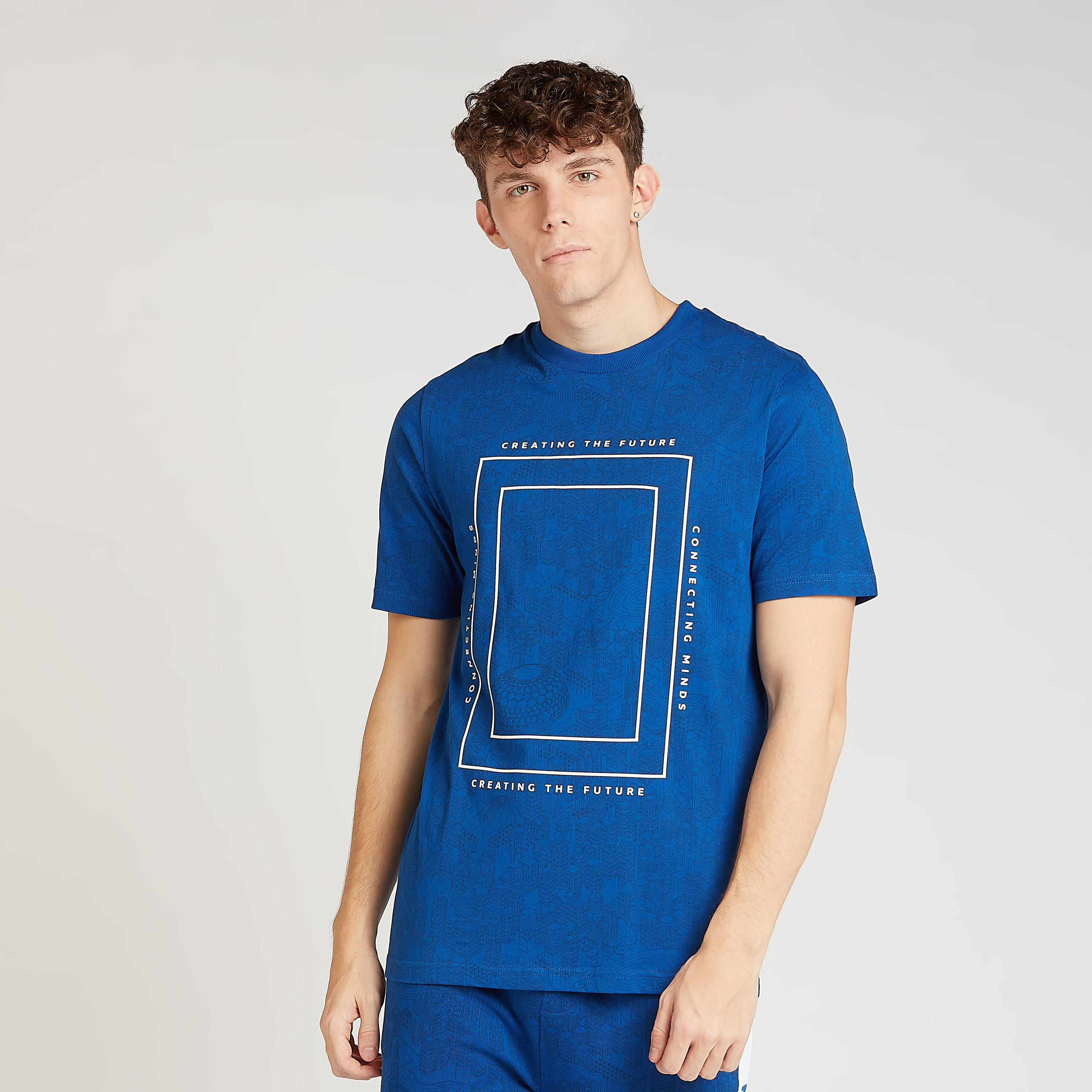 تيشيرت بياقة ضيّقة وأكمام قصيرة وطبعات إكسبو 2020-men-clothing-tshirtsandpolos-tshirts-image-1