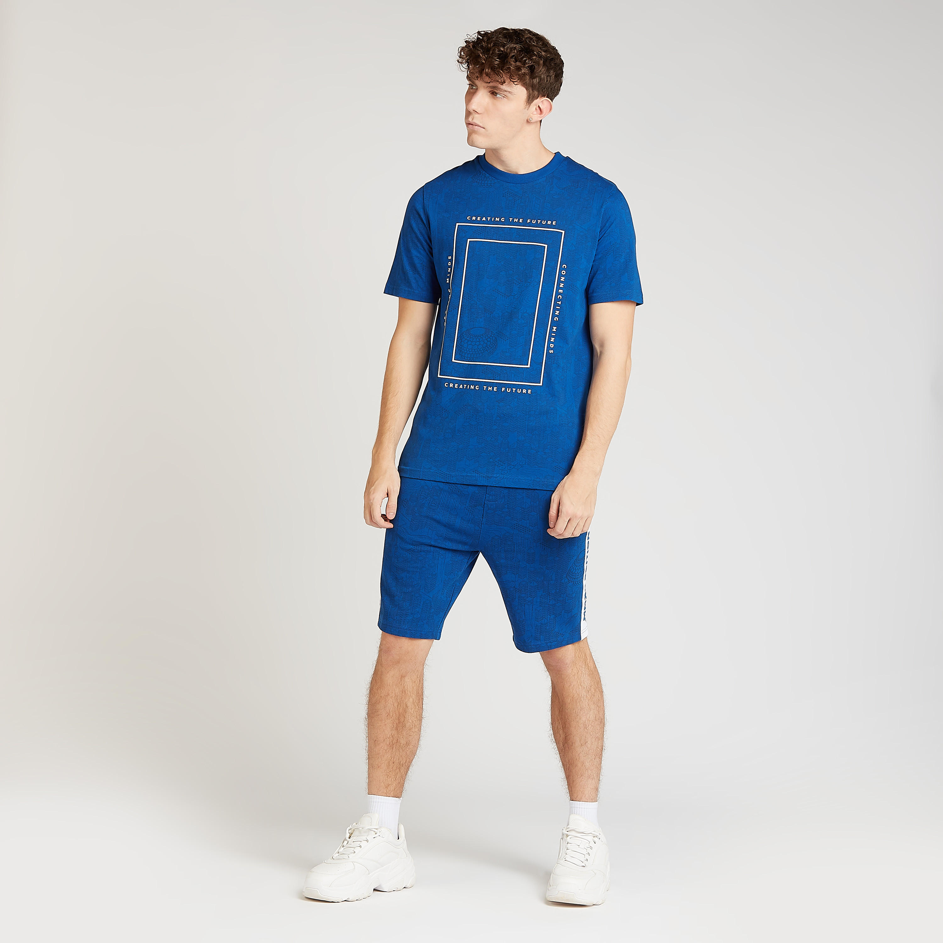 تيشيرت بياقة ضيّقة وأكمام قصيرة وطبعات إكسبو 2020-men-clothing-tshirtsandpolos-tshirts-image-2