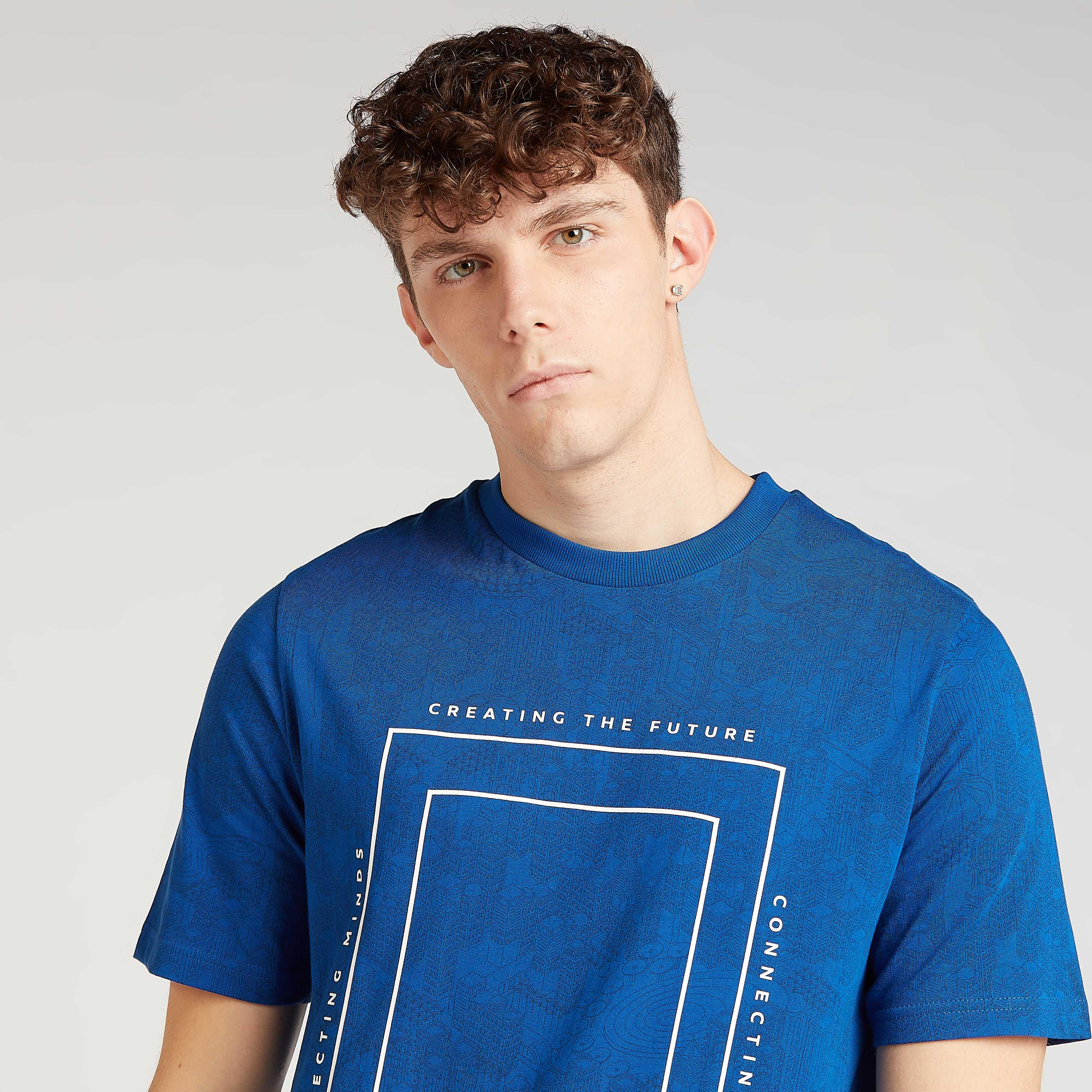 تيشيرت بياقة ضيّقة وأكمام قصيرة وطبعات إكسبو 2020-men-clothing-tshirtsandpolos-tshirts-image-3