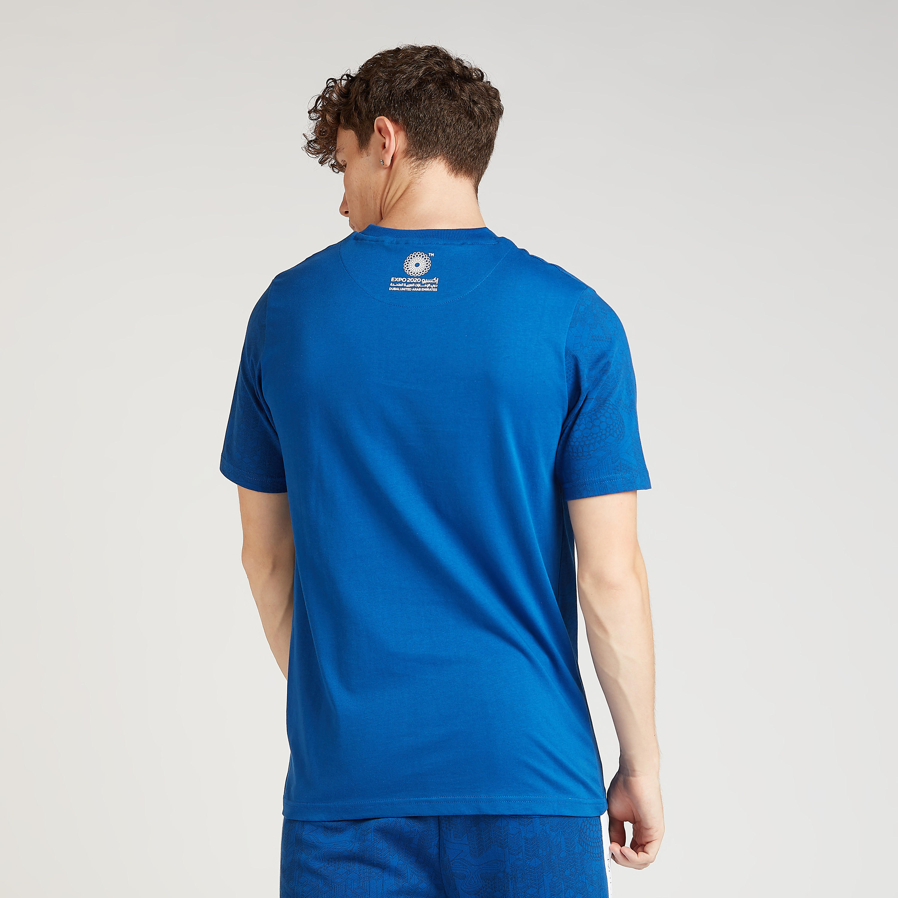 تيشيرت بياقة ضيّقة وأكمام قصيرة وطبعات إكسبو 2020-men-clothing-tshirtsandpolos-tshirts-image-4