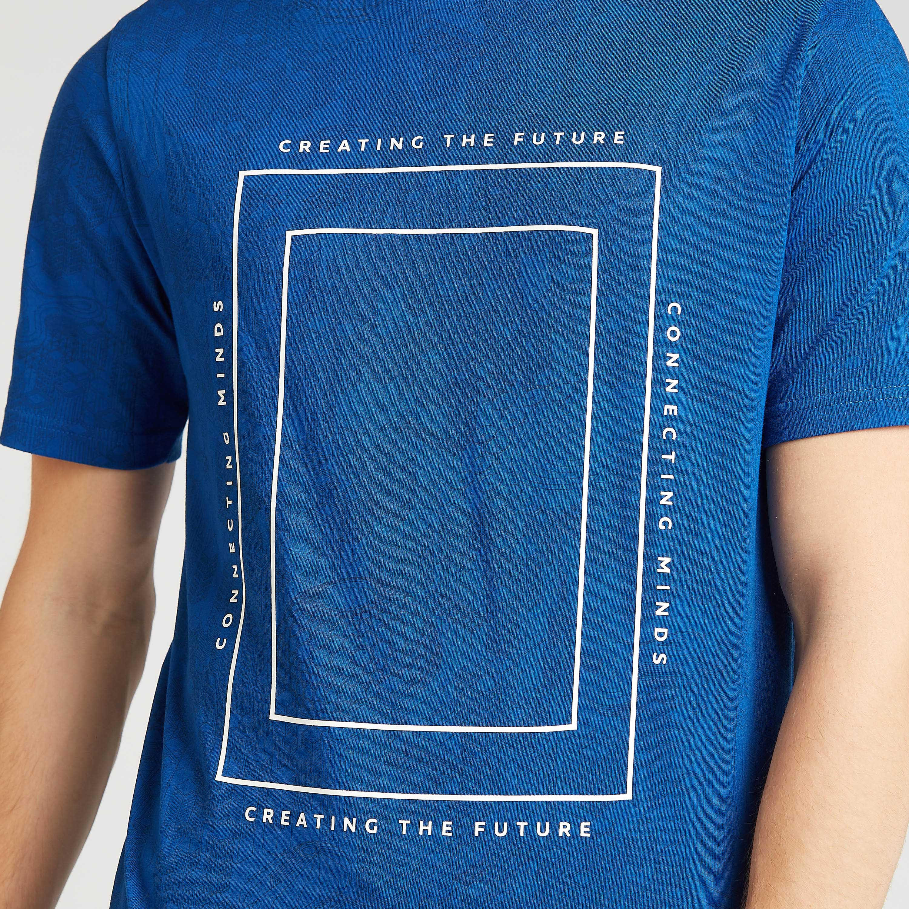 تيشيرت بياقة ضيّقة وأكمام قصيرة وطبعات إكسبو 2020-men-clothing-tshirtsandpolos-tshirts-image-5