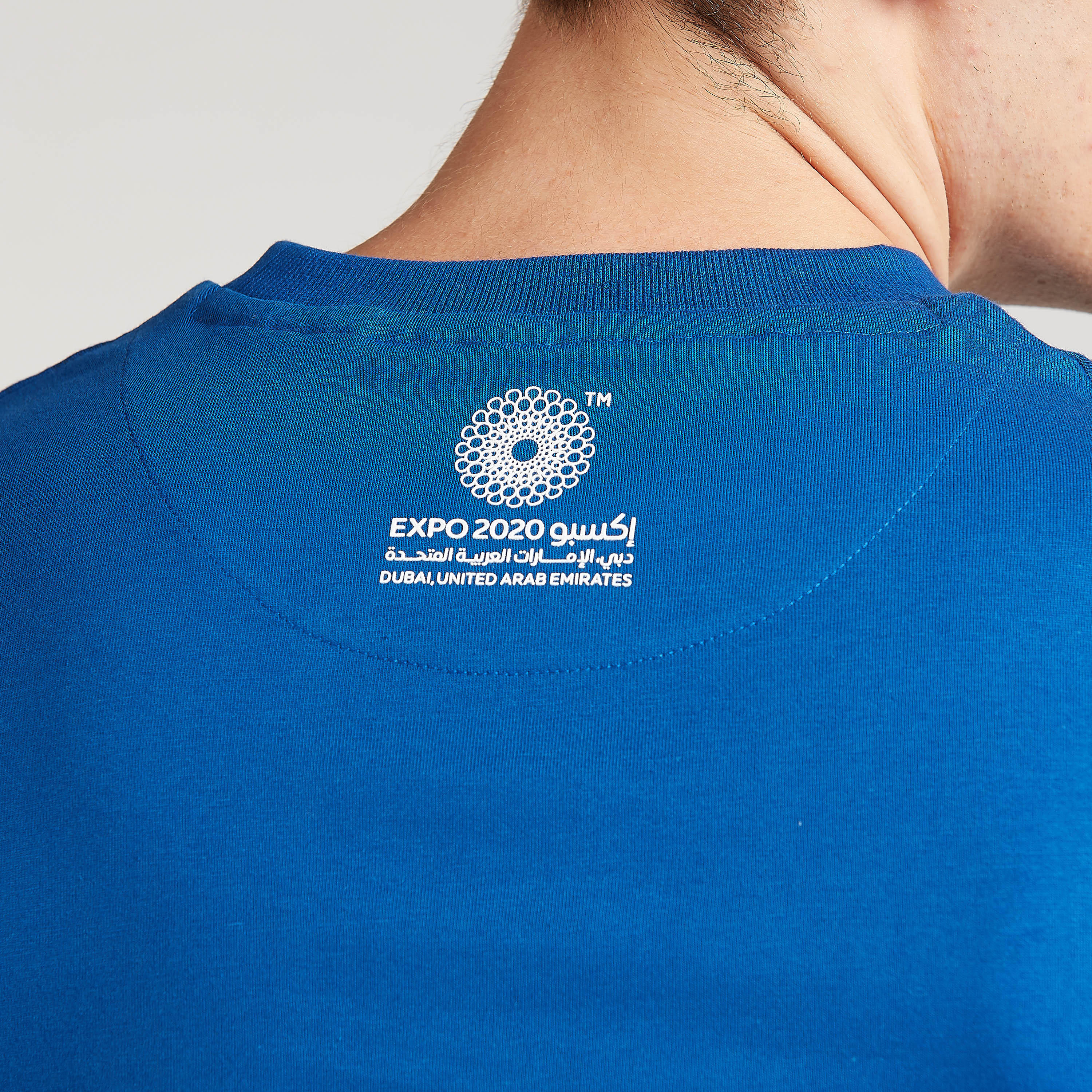 تيشيرت بياقة ضيّقة وأكمام قصيرة وطبعات إكسبو 2020-men-clothing-tshirtsandpolos-tshirts-image-6