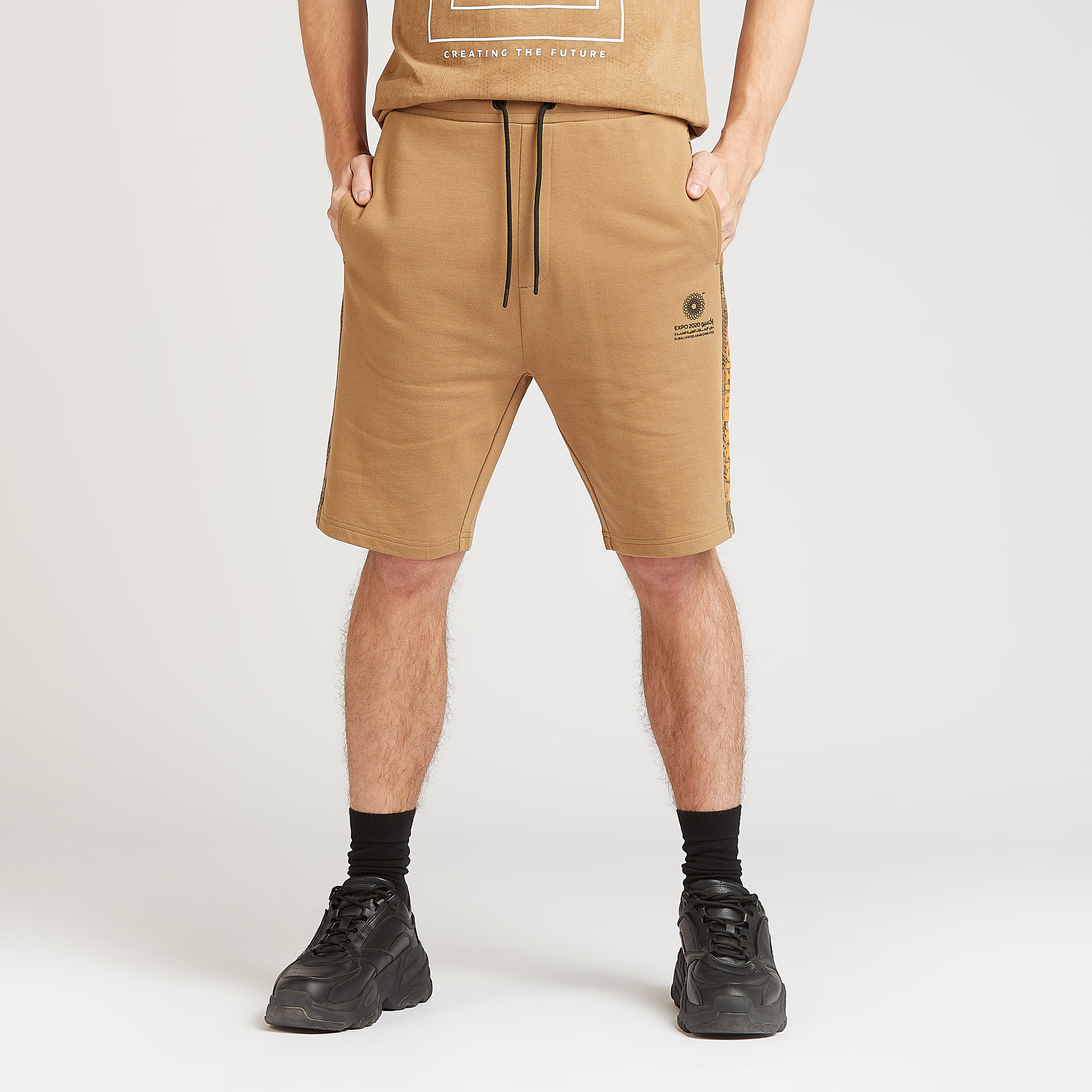 شورت سليم بخصر متوسط الارتفاع وجيوب وطبعات إكسبو 2020-men-clothing-bottoms-shorts-image-1