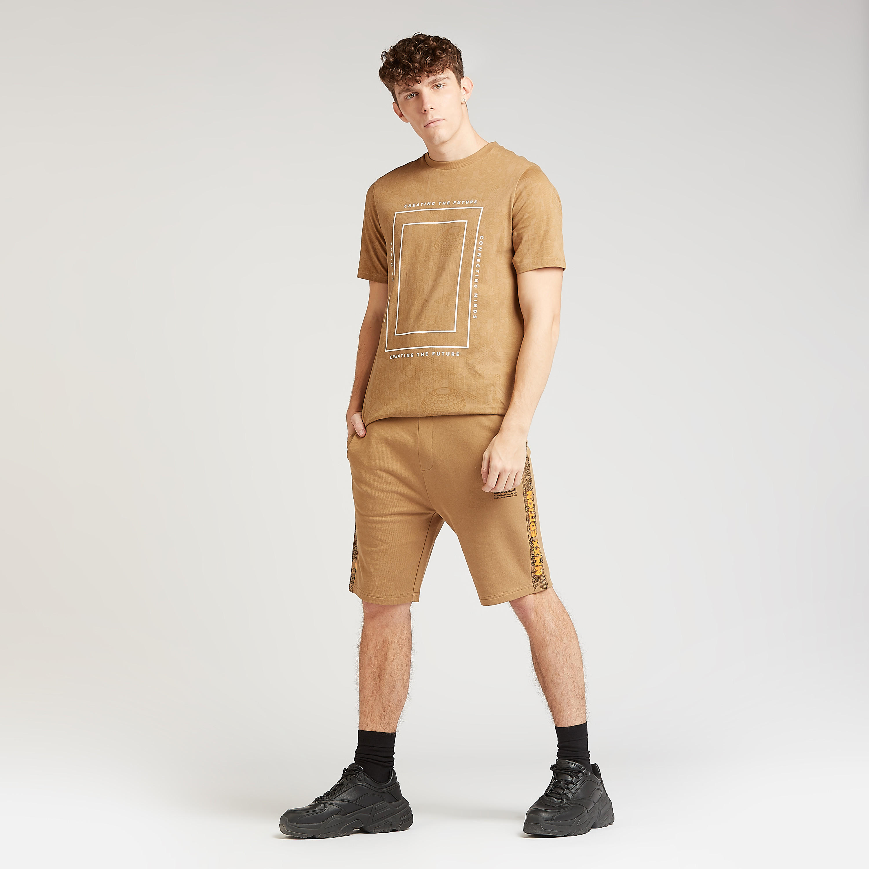 شورت سليم بخصر متوسط الارتفاع وجيوب وطبعات إكسبو 2020-men-clothing-bottoms-shorts-image-2