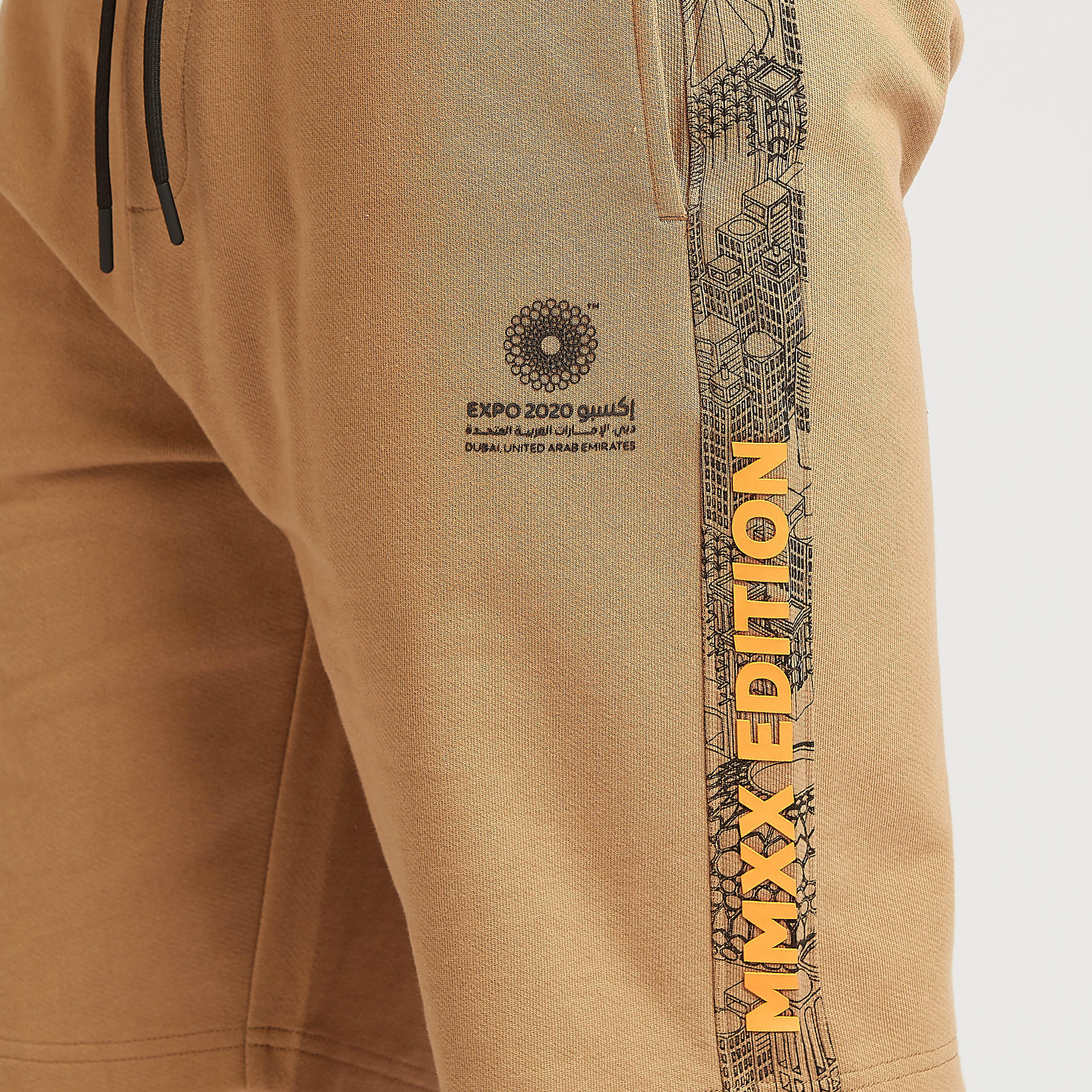 شورت سليم بخصر متوسط الارتفاع وجيوب وطبعات إكسبو 2020-men-clothing-bottoms-shorts-image-3