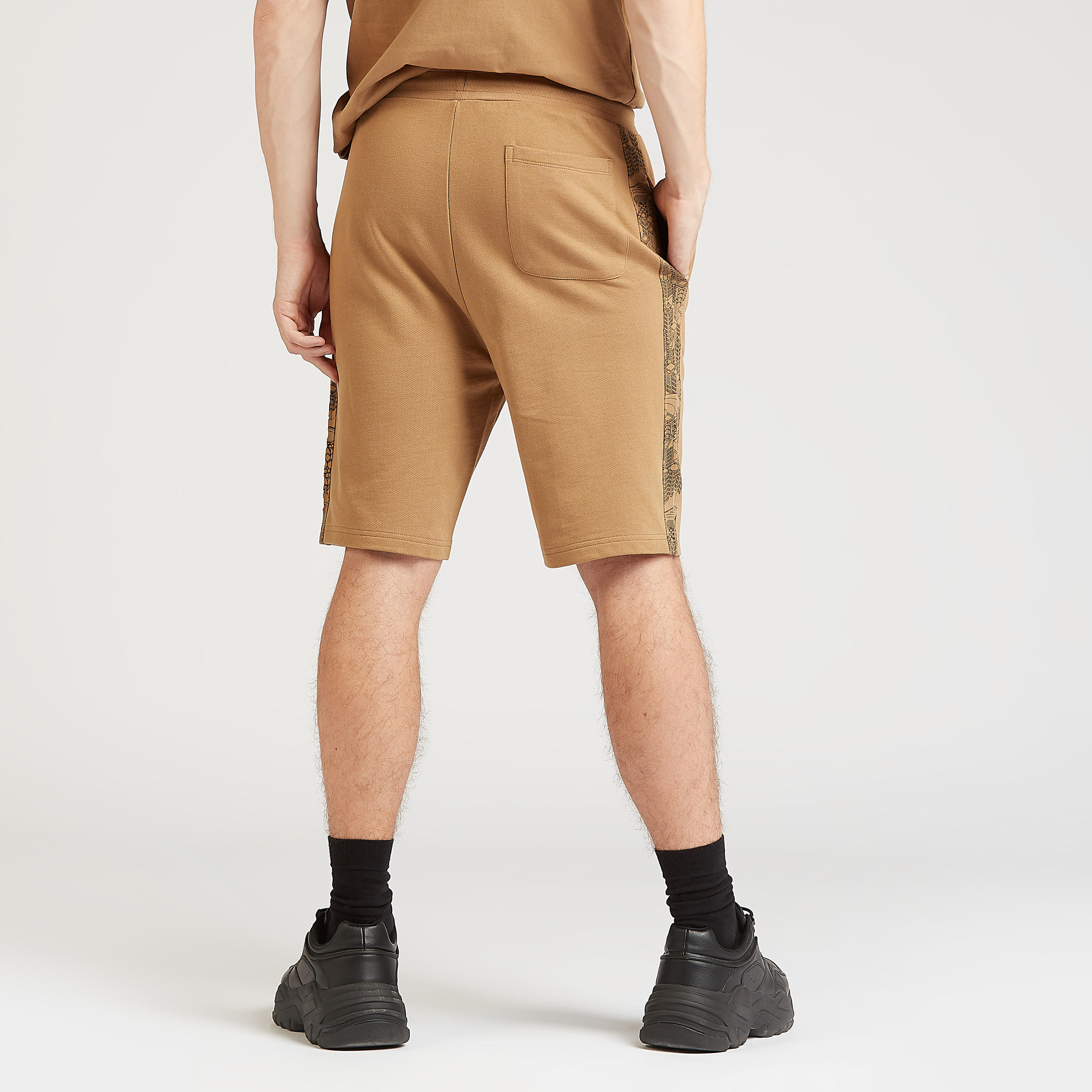 شورت سليم بخصر متوسط الارتفاع وجيوب وطبعات إكسبو 2020-men-clothing-bottoms-shorts-image-4
