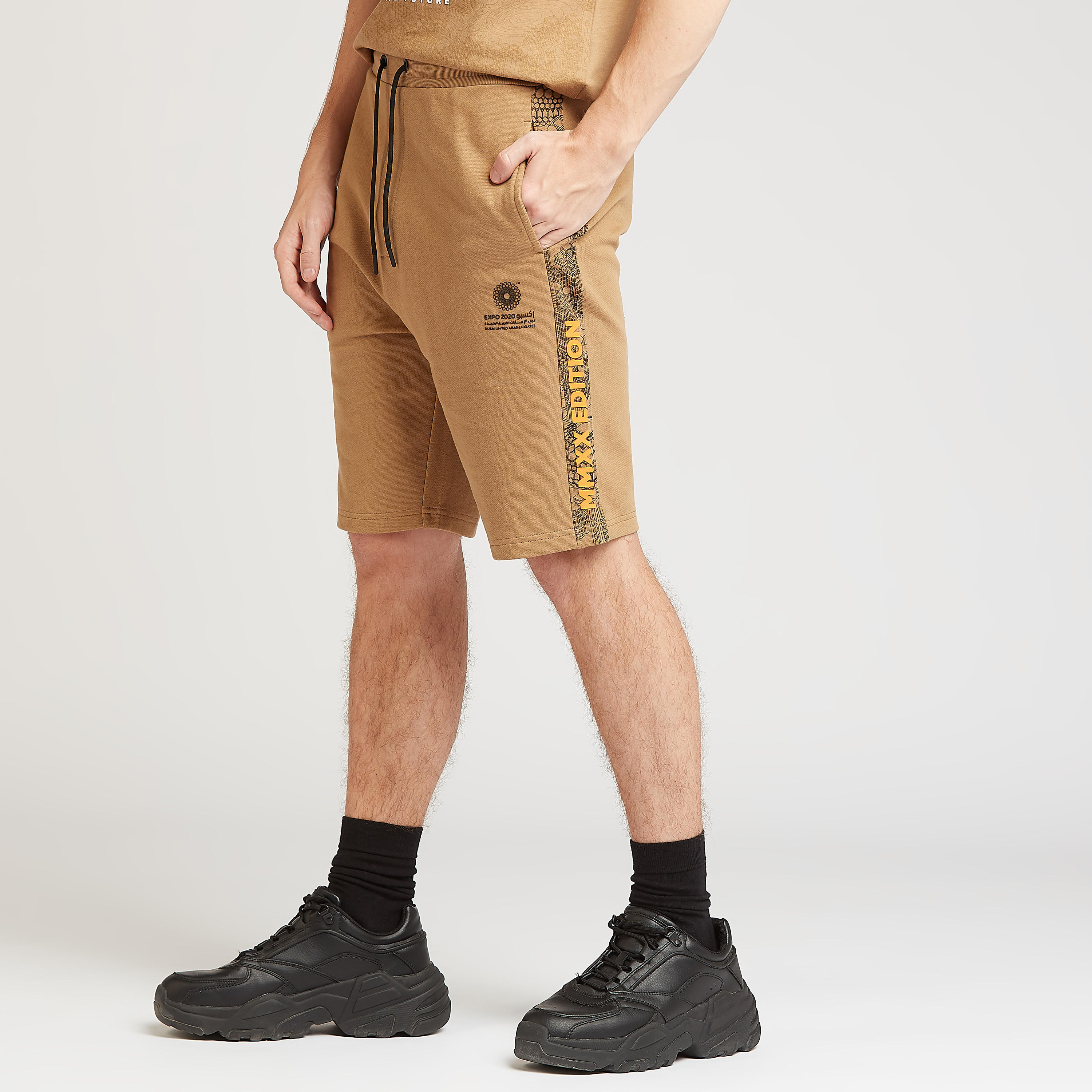 شورت سليم بخصر متوسط الارتفاع وجيوب وطبعات إكسبو 2020-men-clothing-bottoms-shorts-image-5