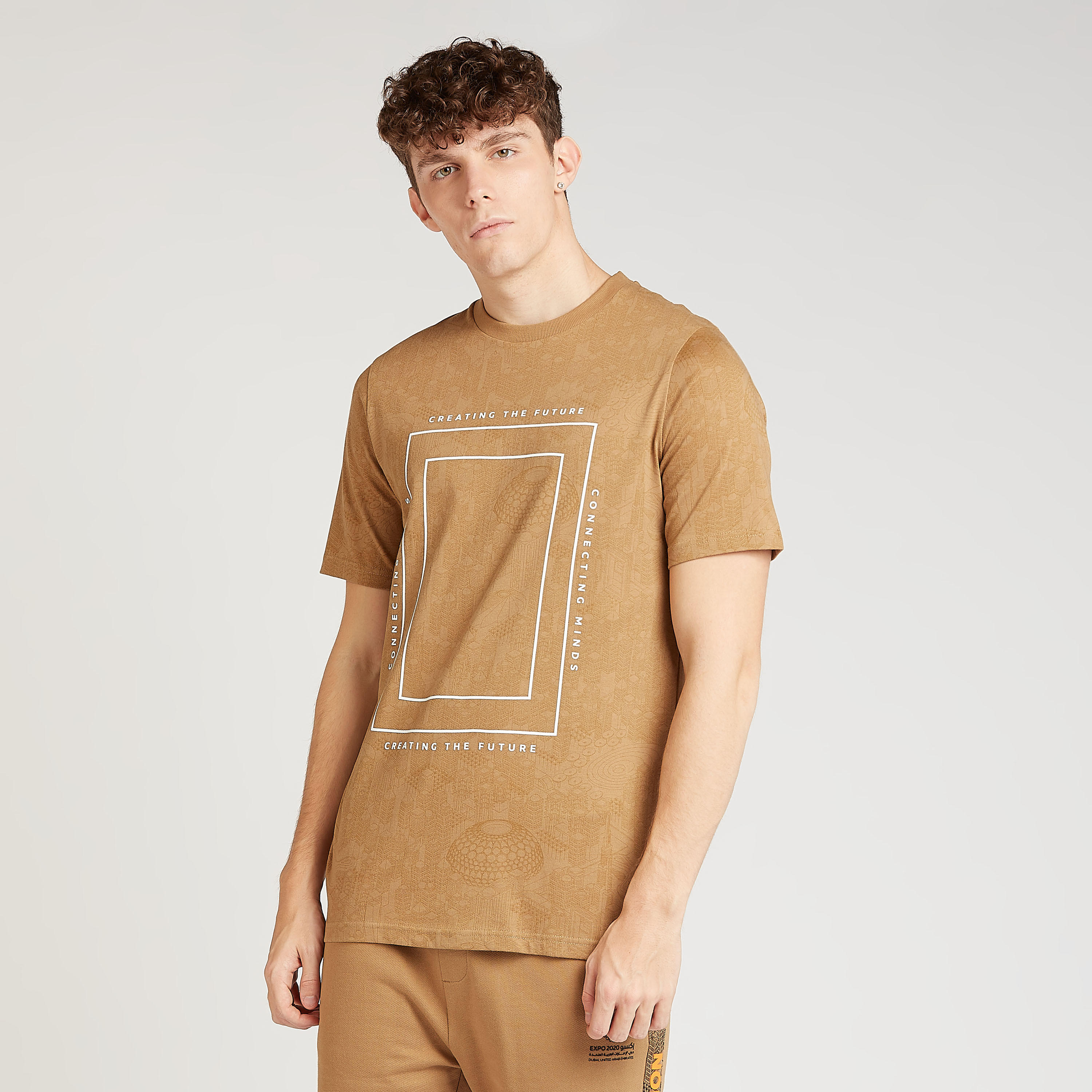 تيشيرت بياقة ضيّقة وأكمام قصيرة وطبعات إكسبو 2020-men-clothing-tshirtsandpolos-tshirts-image-1