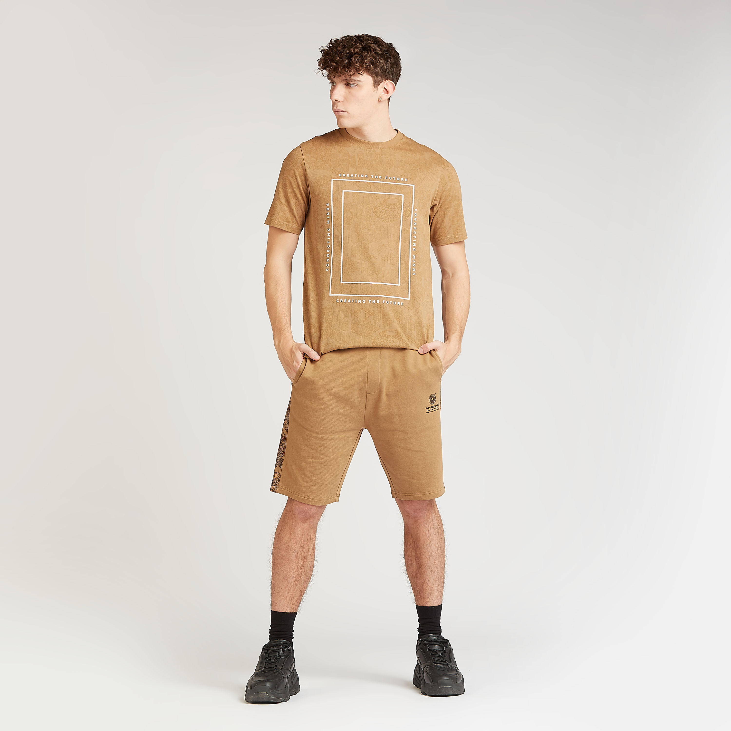 تيشيرت بياقة ضيّقة وأكمام قصيرة وطبعات إكسبو 2020-men-clothing-tshirtsandpolos-tshirts-image-2