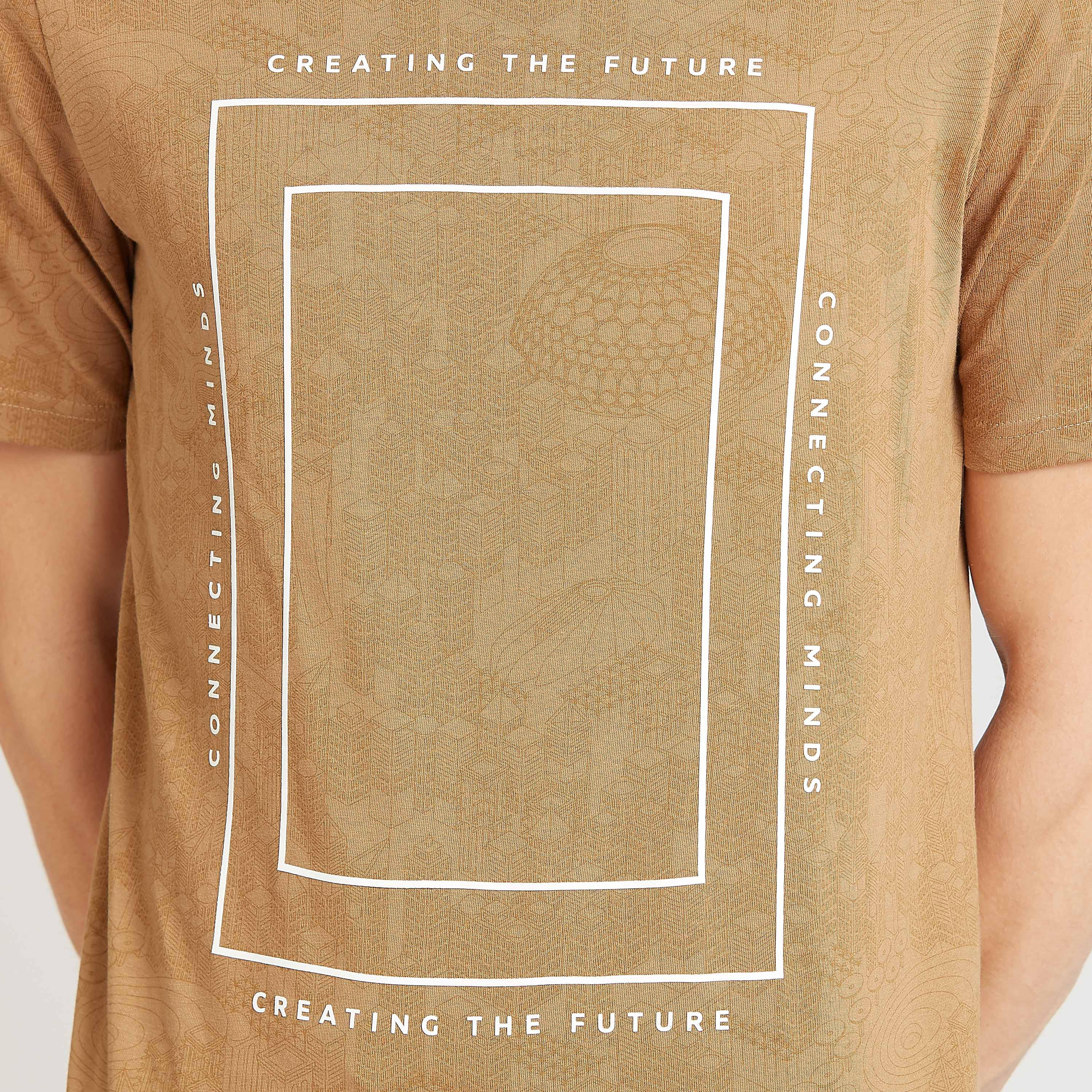 تيشيرت بياقة ضيّقة وأكمام قصيرة وطبعات إكسبو 2020-men-clothing-tshirtsandpolos-tshirts-image-3
