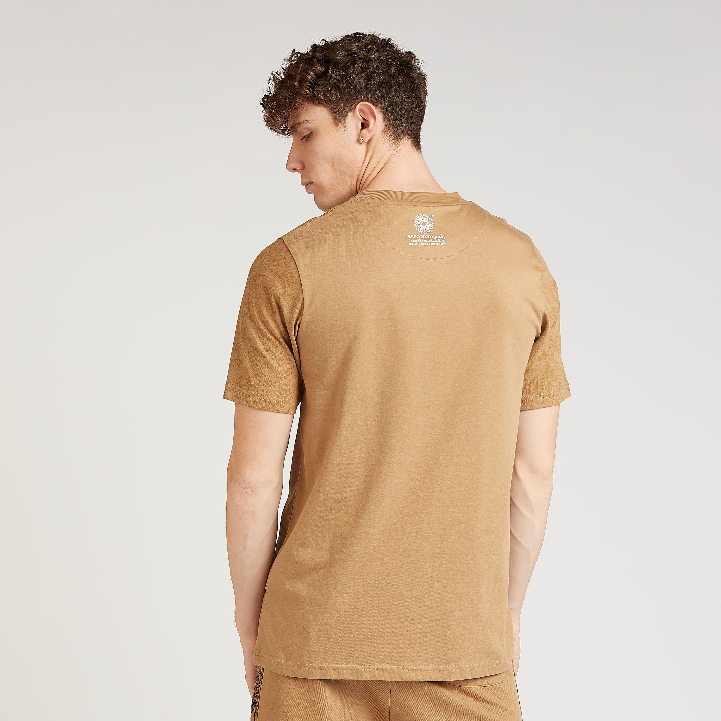تيشيرت بياقة ضيّقة وأكمام قصيرة وطبعات إكسبو 2020-men-clothing-tshirtsandpolos-tshirts-image-4