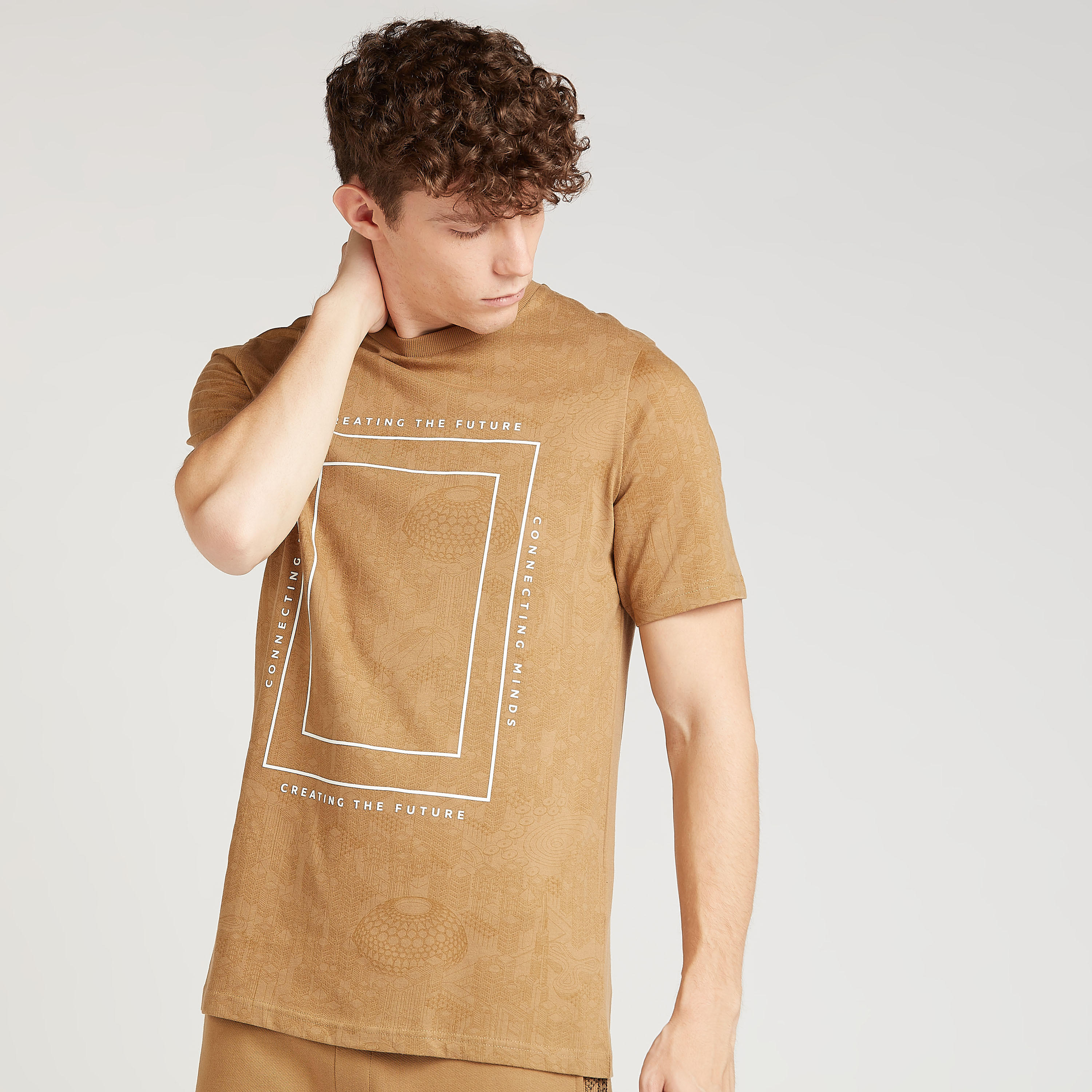 تيشيرت بياقة ضيّقة وأكمام قصيرة وطبعات إكسبو 2020-men-clothing-tshirtsandpolos-tshirts-image-5