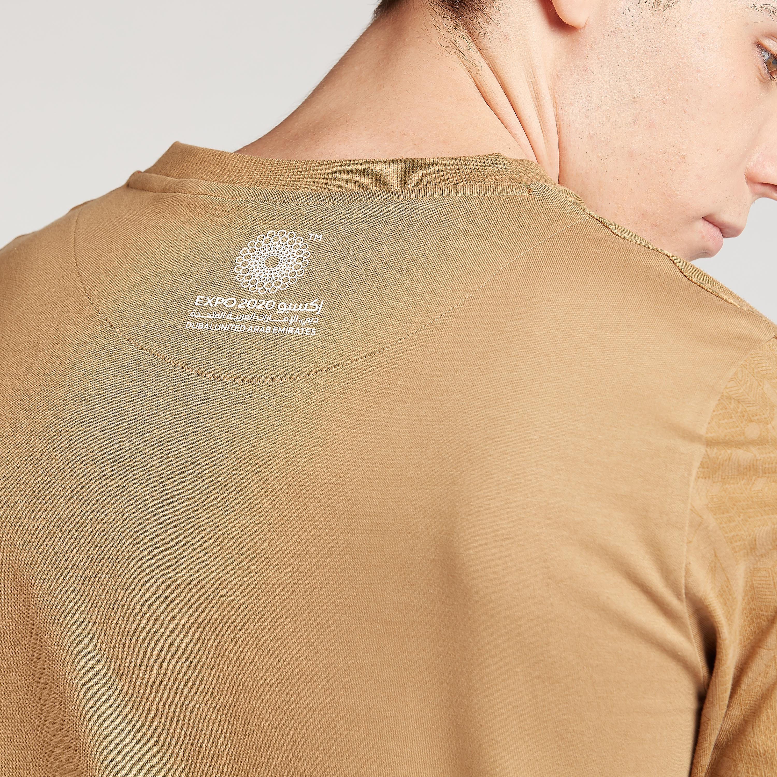 تيشيرت بياقة ضيّقة وأكمام قصيرة وطبعات إكسبو 2020-men-clothing-tshirtsandpolos-tshirts-image-6