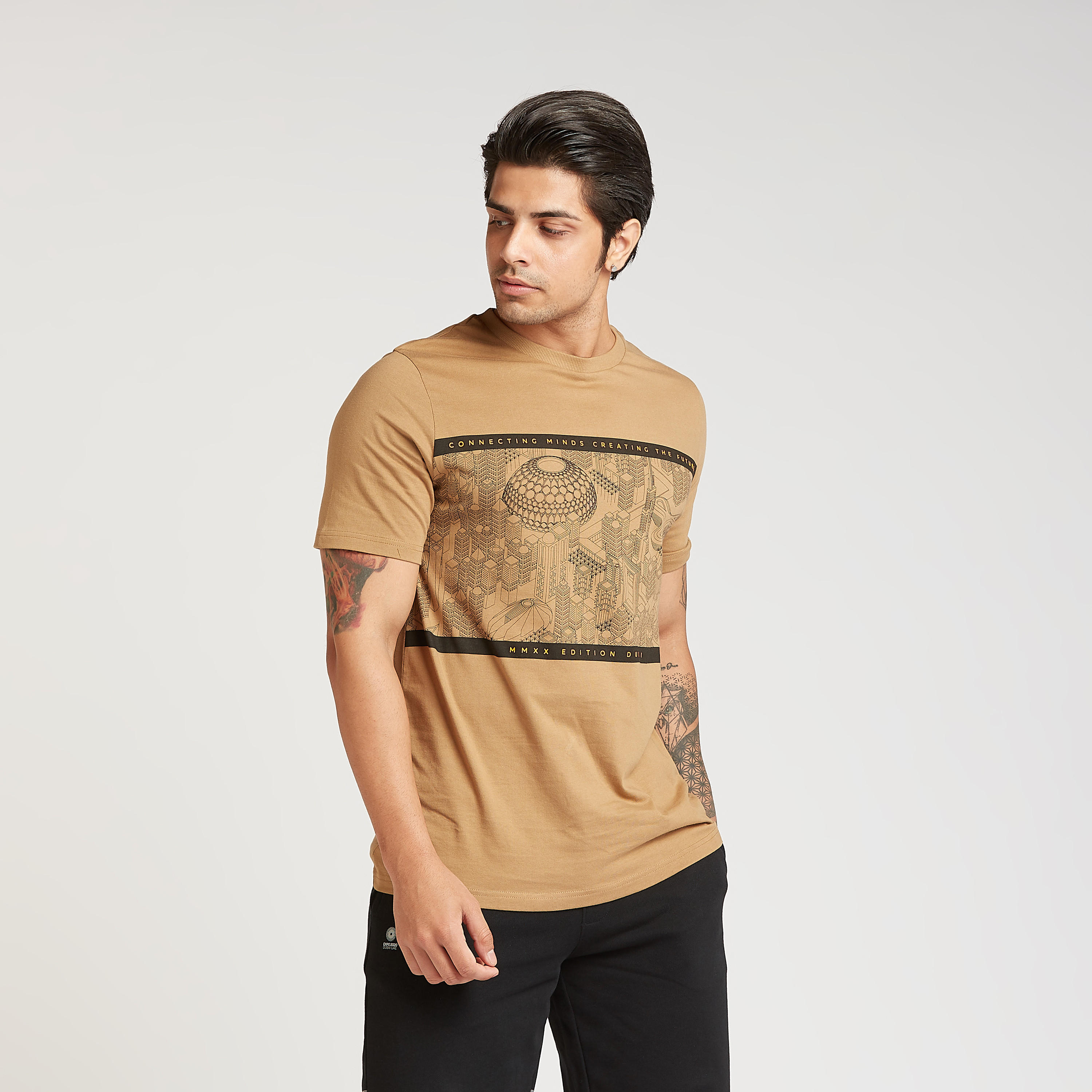 تيشيرت بياقة ضيّقة وأكمام قصيرة وطبعات-men-clothing-tshirtsandpolos-tshirts-image-5