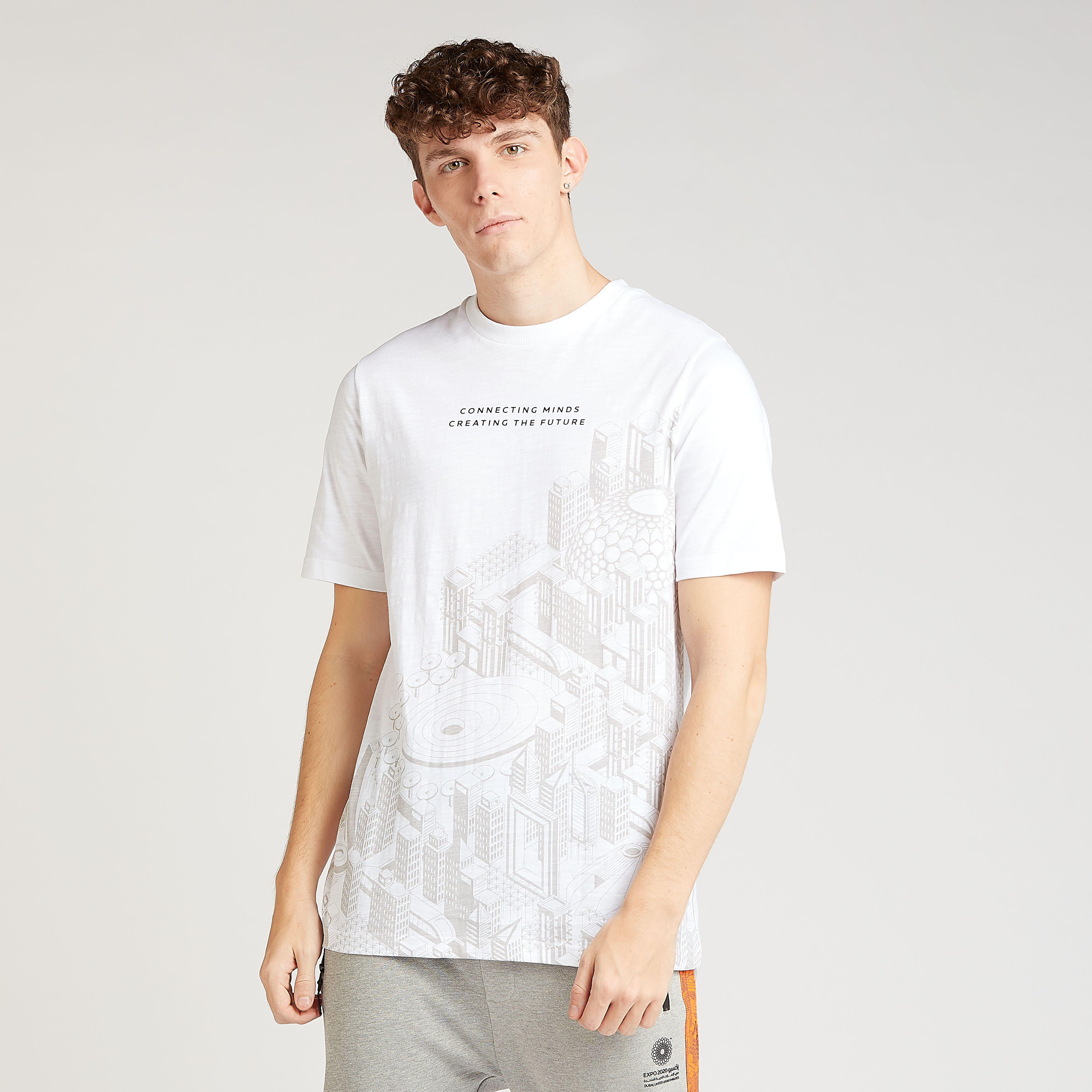 تيشيرت بياقة ضيّقة وأكمام قصيرة وطبعات إكسبو 2020-men-clothing-tshirtsandpolos-tshirts-image-1