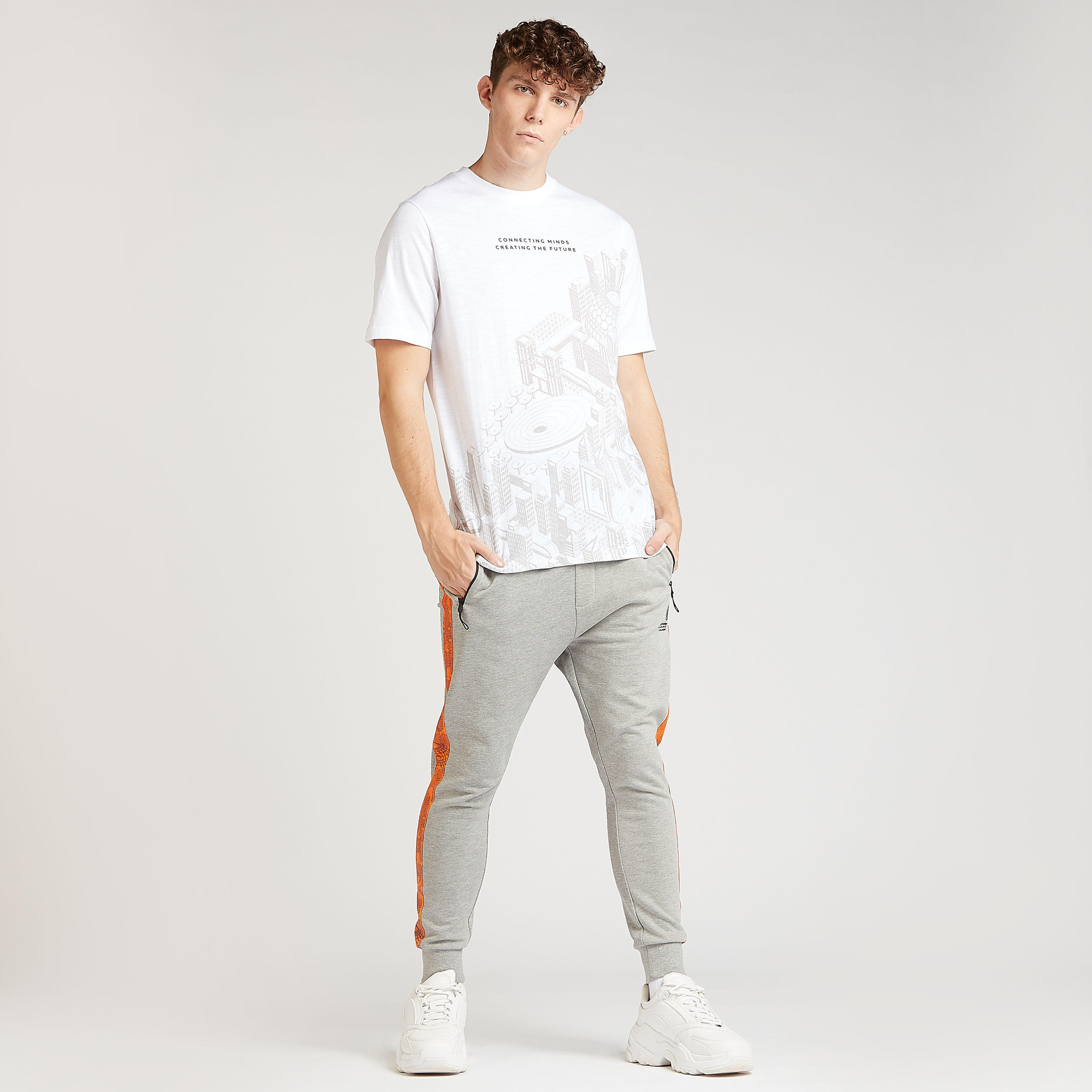 تيشيرت بياقة ضيّقة وأكمام قصيرة وطبعات إكسبو 2020-men-clothing-tshirtsandpolos-tshirts-image-2