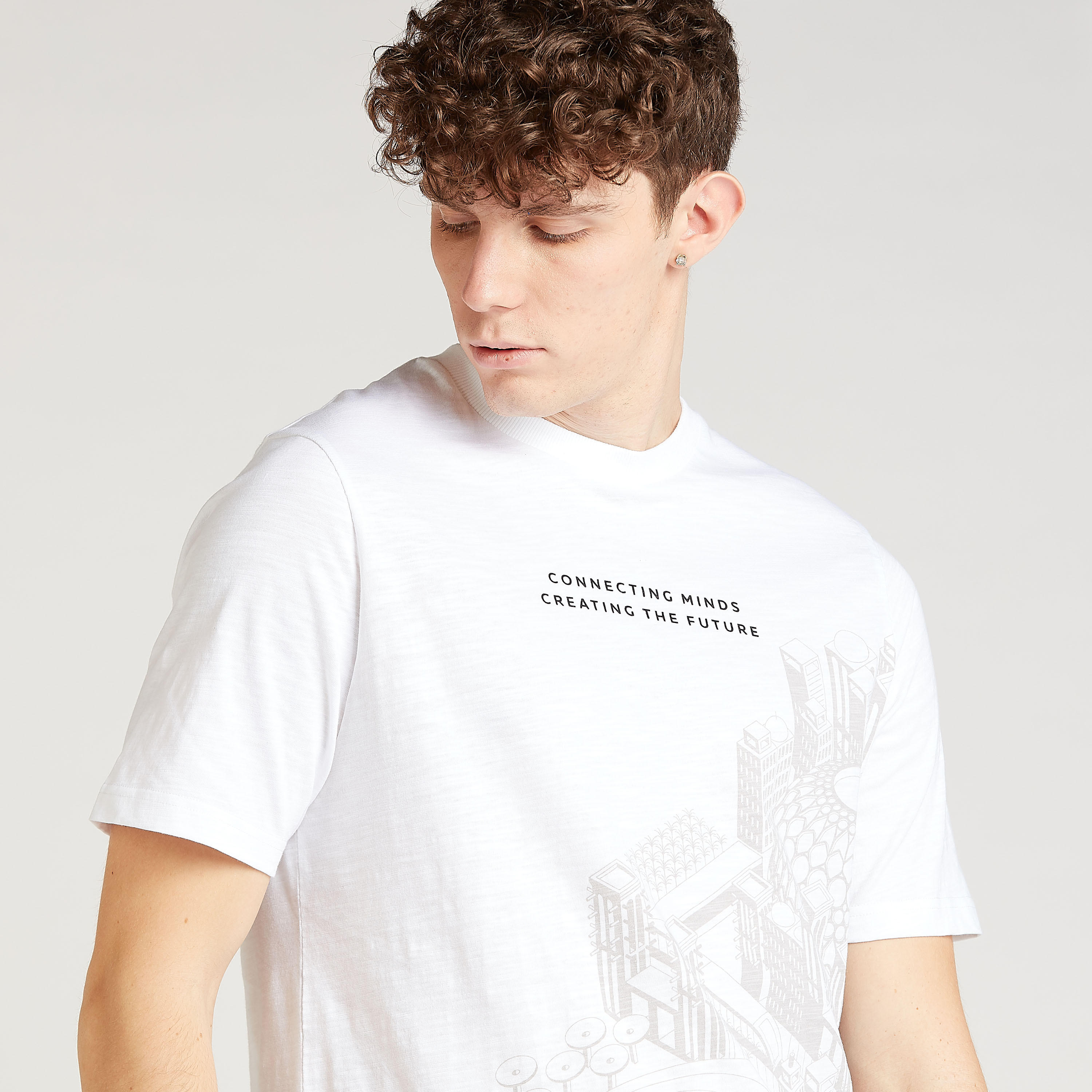 تيشيرت بياقة ضيّقة وأكمام قصيرة وطبعات إكسبو 2020-men-clothing-tshirtsandpolos-tshirts-image-3