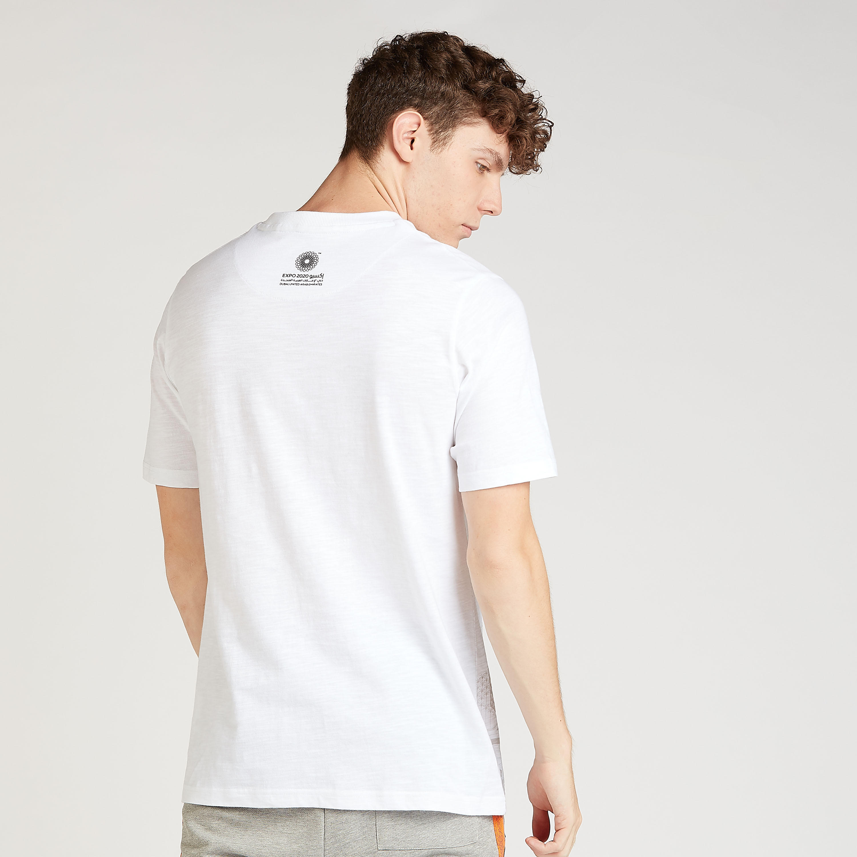 تيشيرت بياقة ضيّقة وأكمام قصيرة وطبعات إكسبو 2020-men-clothing-tshirtsandpolos-tshirts-image-4