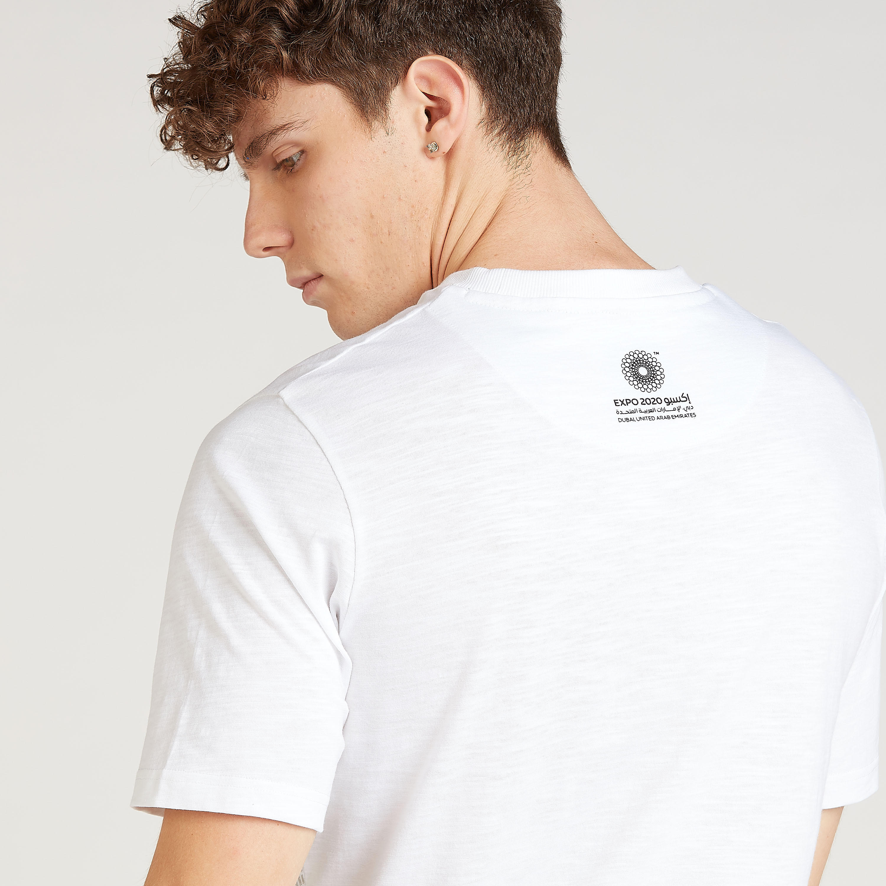 تيشيرت بياقة ضيّقة وأكمام قصيرة وطبعات إكسبو 2020-men-clothing-tshirtsandpolos-tshirts-image-5
