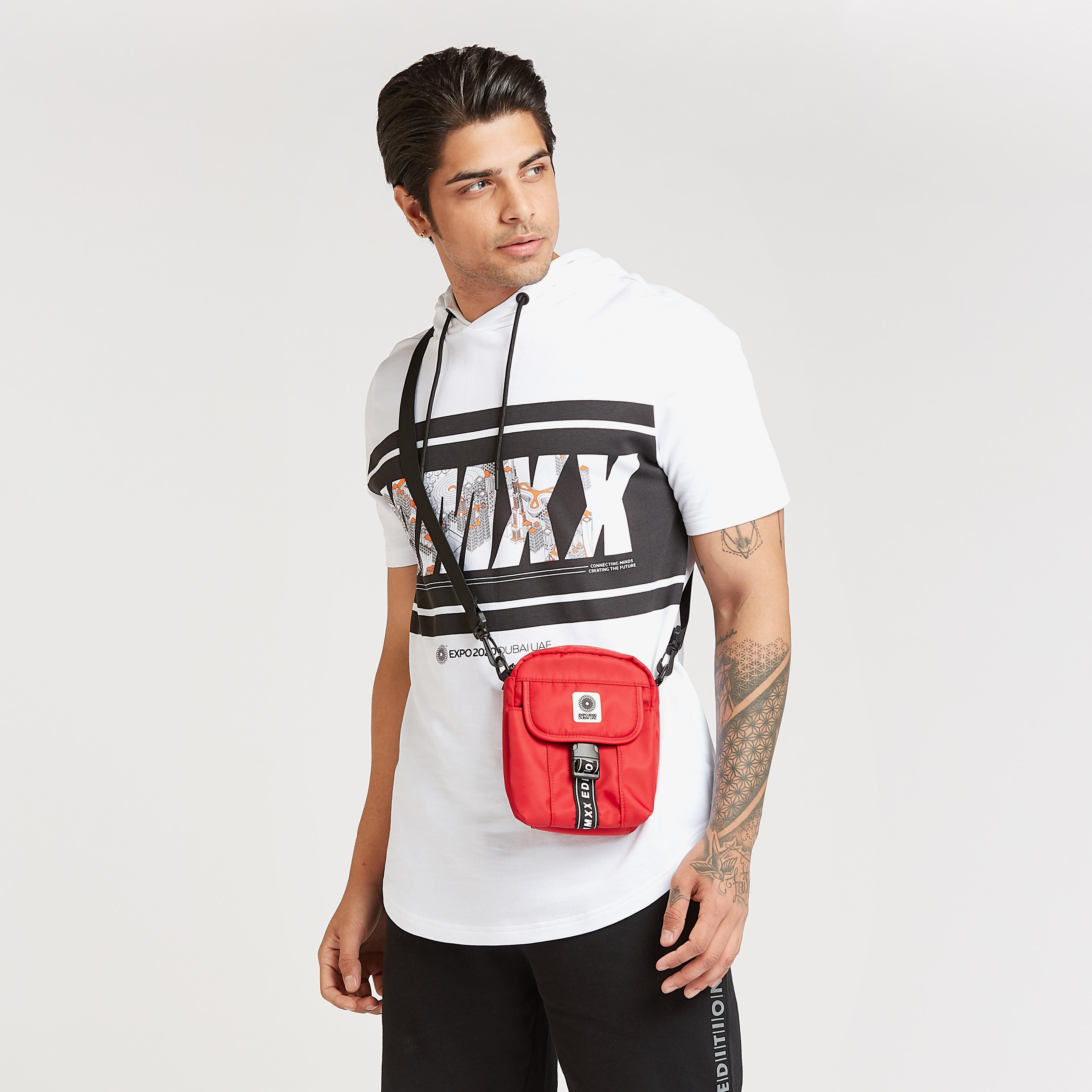 شنطة كروس بودي بطبعات وحزام قابل للتعديل إكسبو 2020-men-bags-image-6