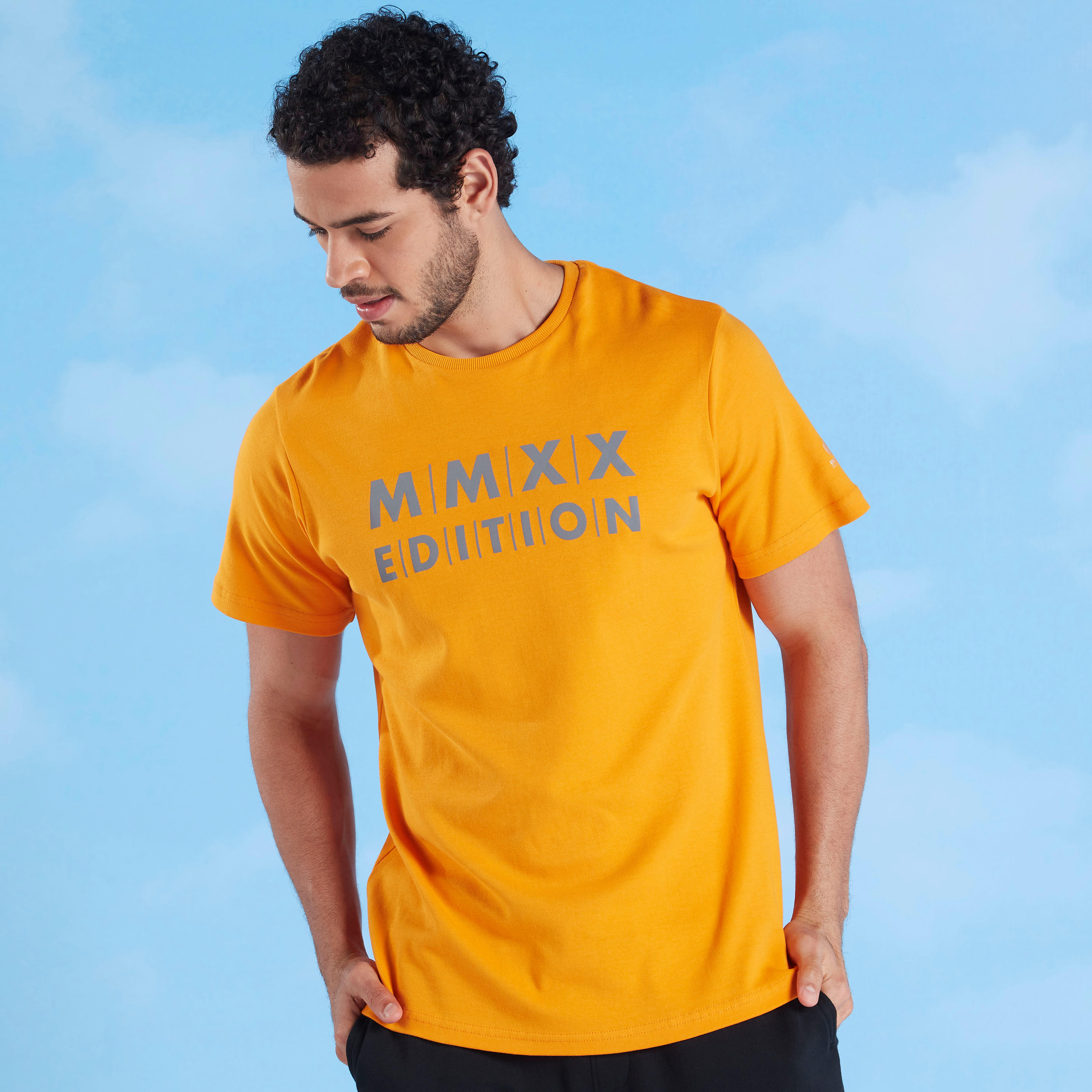 تيشيرت بياقة ضيّقة وأكمام قصيرة وطبعات إكسبو 2020-men-clothing-sportswearandactivewear-tshirtsandpolos-image-1