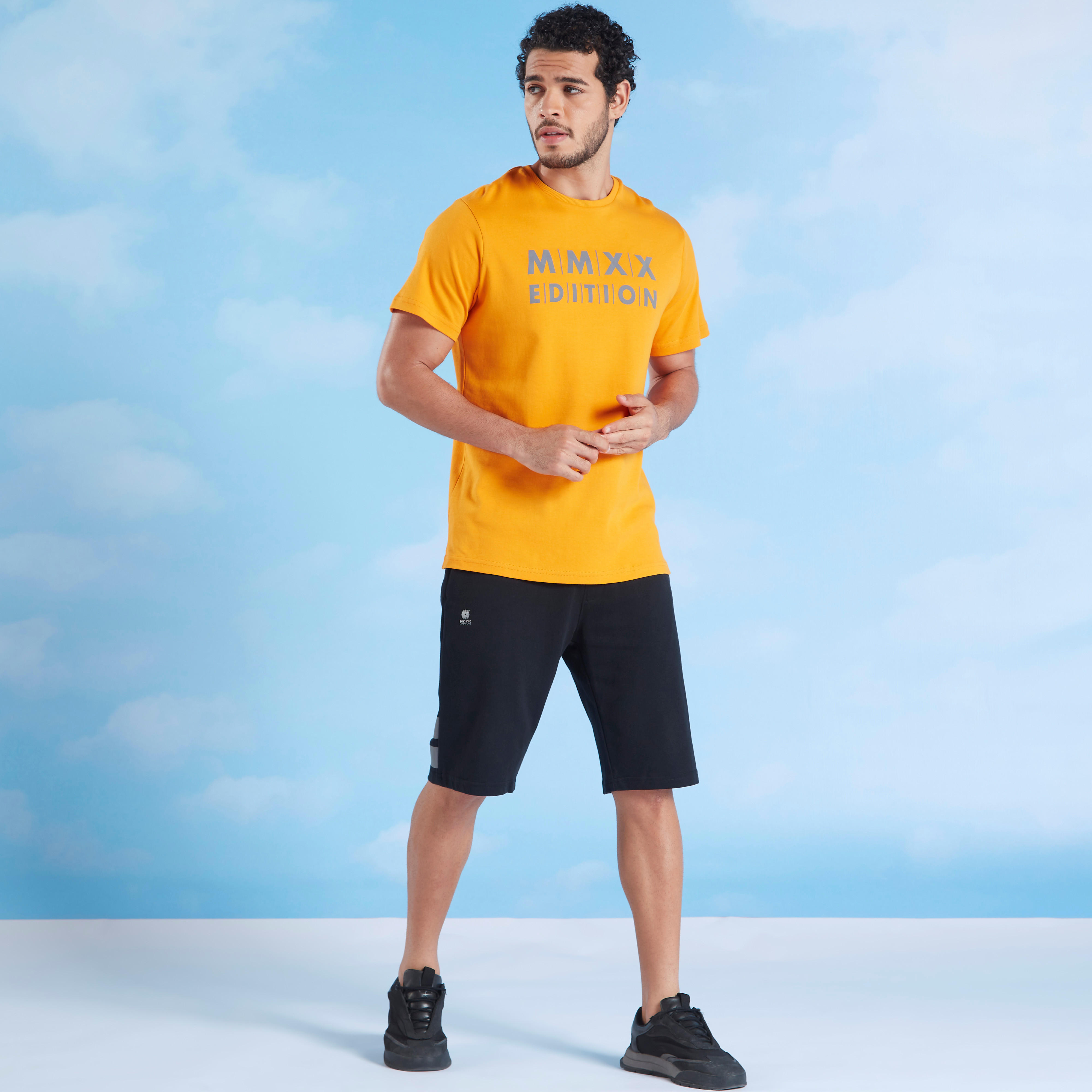 تيشيرت بياقة ضيّقة وأكمام قصيرة وطبعات إكسبو 2020-men-clothing-sportswearandactivewear-tshirtsandpolos-image-2