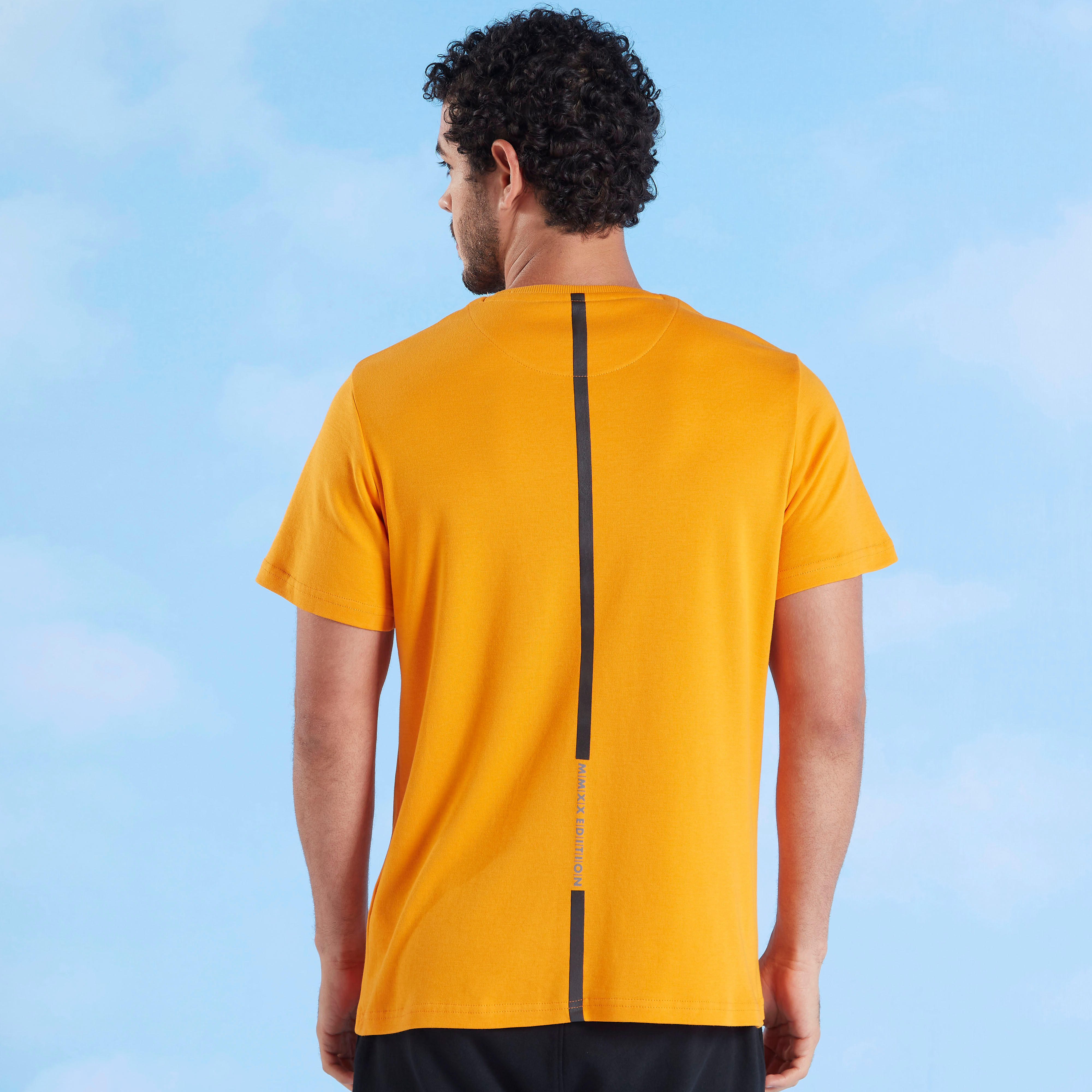 تيشيرت بياقة ضيّقة وأكمام قصيرة وطبعات إكسبو 2020-men-clothing-sportswearandactivewear-tshirtsandpolos-image-4