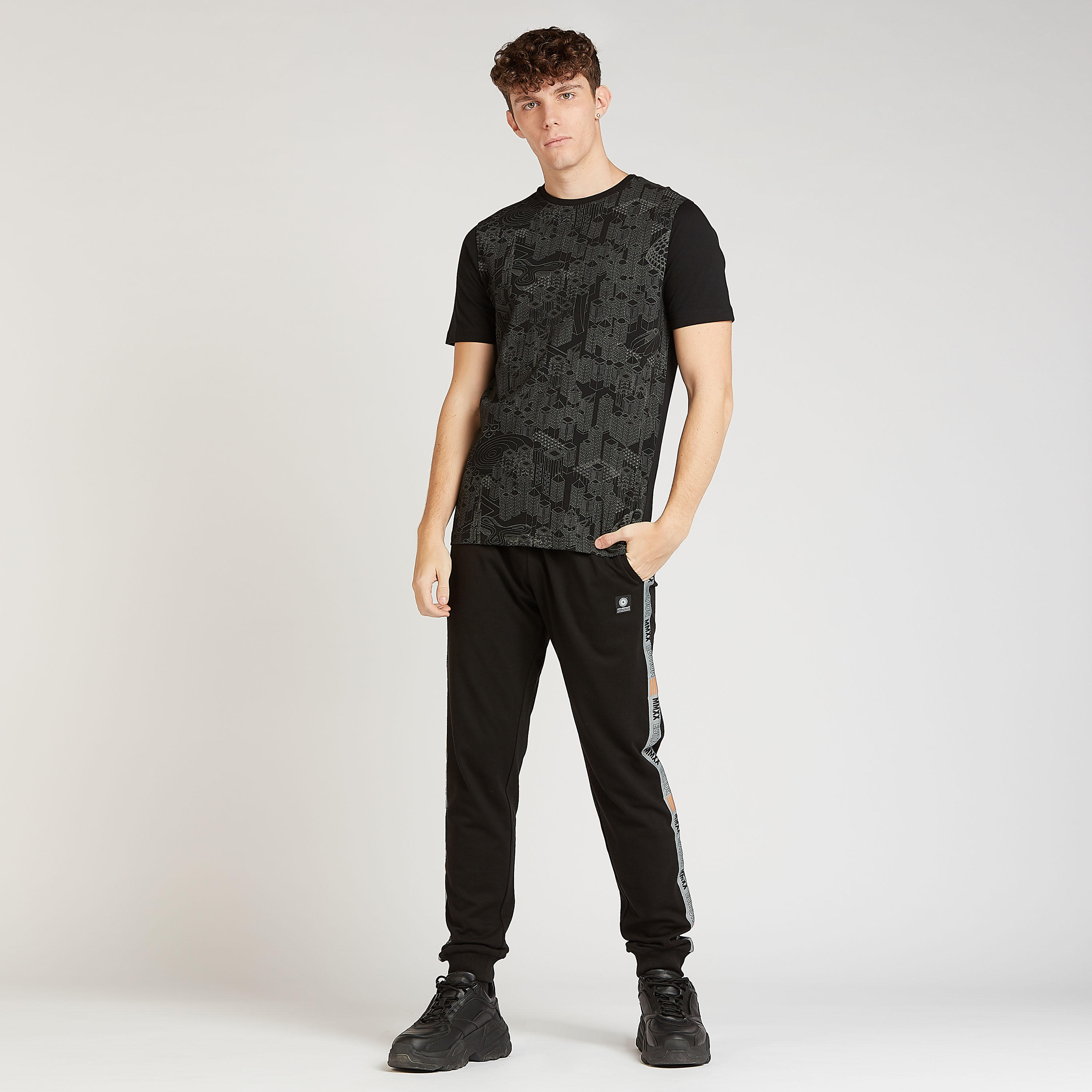 تيشيرت مستدام سليم فيت بياقة ضيقة وأكمام قصيرة وطبعات إكسبو 2020-men-clothing-sportswearandactivewear-tshirtsandpolos-image-2