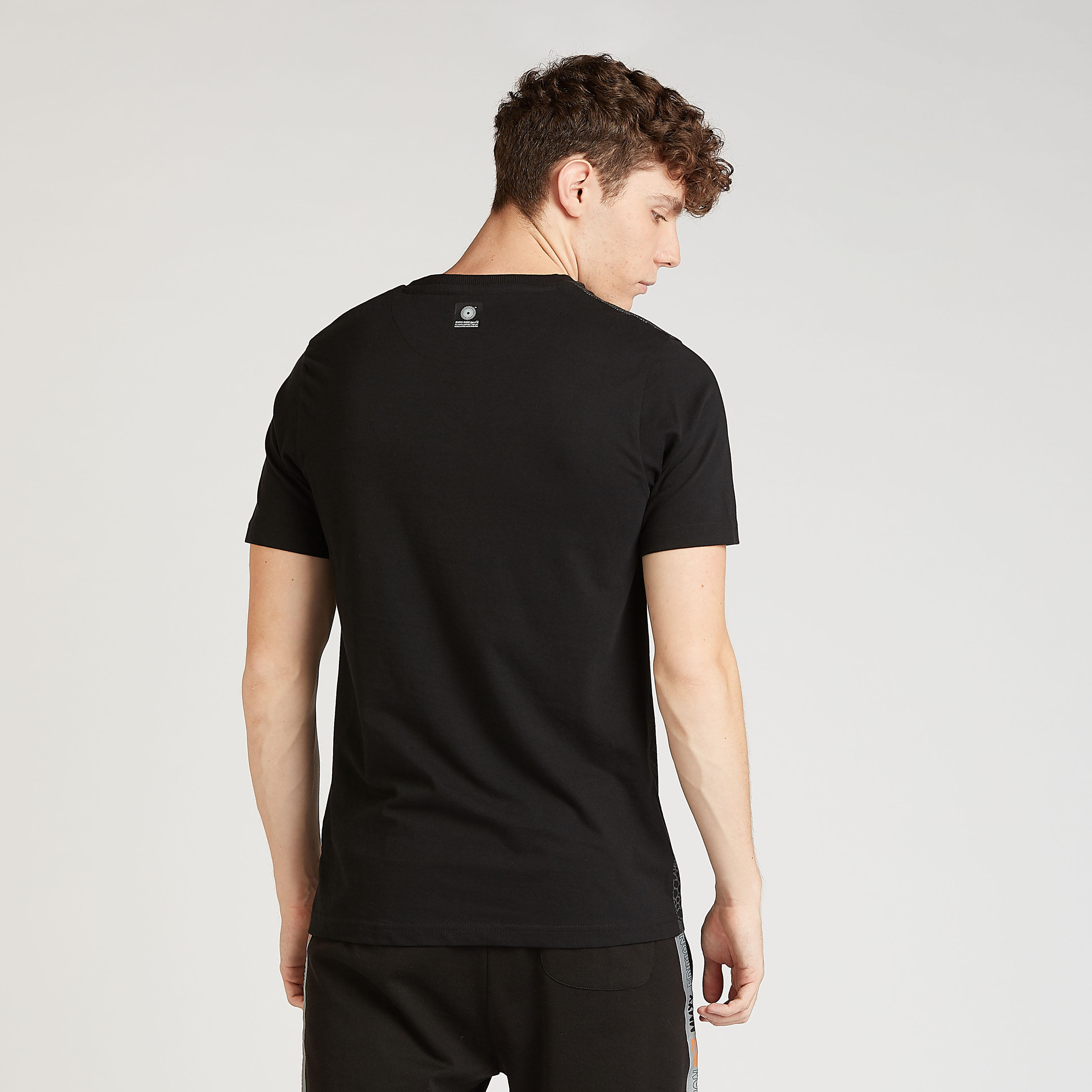 تيشيرت مستدام سليم فيت بياقة ضيقة وأكمام قصيرة وطبعات إكسبو 2020-men-clothing-sportswearandactivewear-tshirtsandpolos-image-4