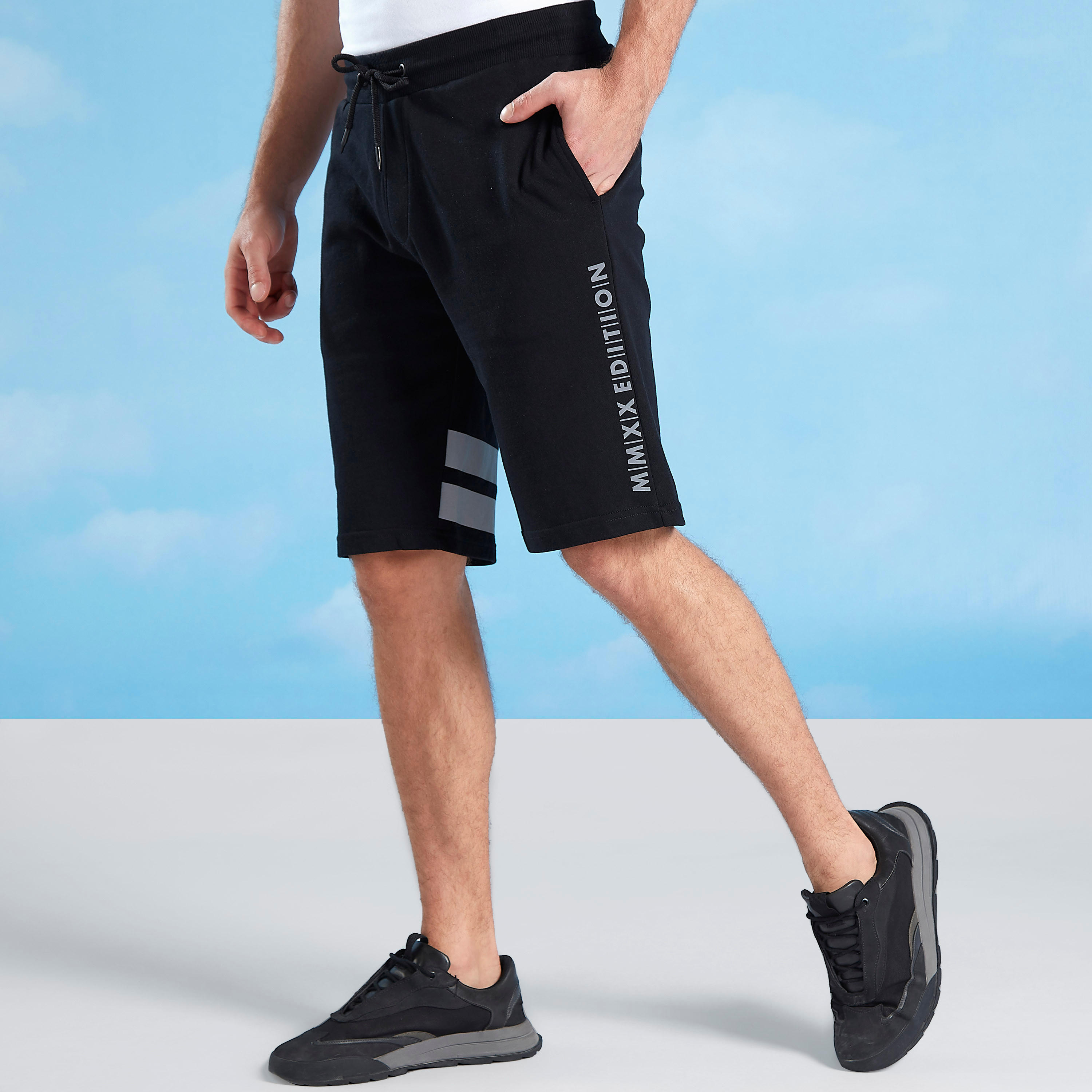 شورت بخصر مطّاطي بتفاصيل جيب وطبعات إكسبو 2020-men-clothing-sportswearandactivewear-bottoms-image-1