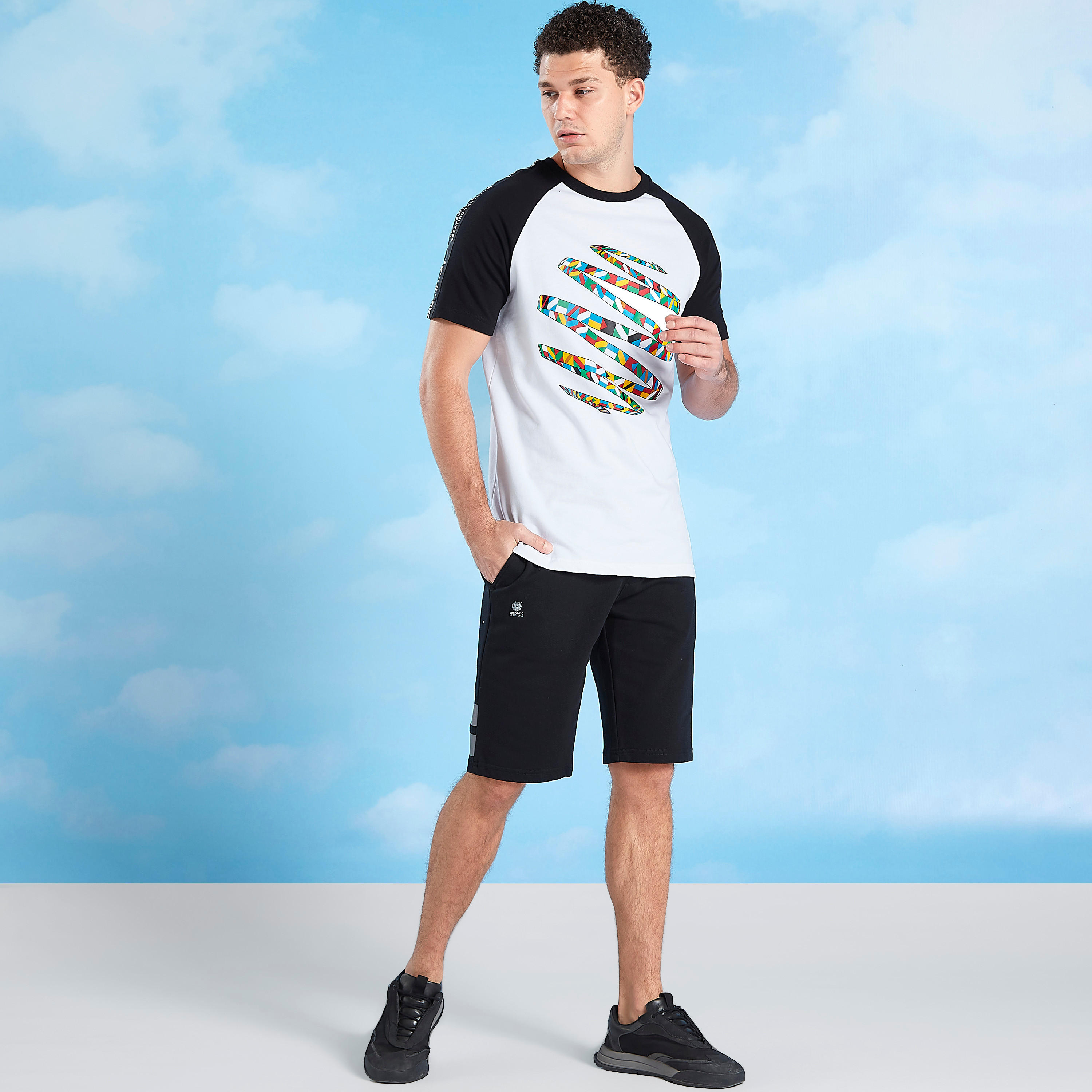 شورت بخصر مطّاطي بتفاصيل جيب وطبعات إكسبو 2020-men-clothing-sportswearandactivewear-bottoms-image-2