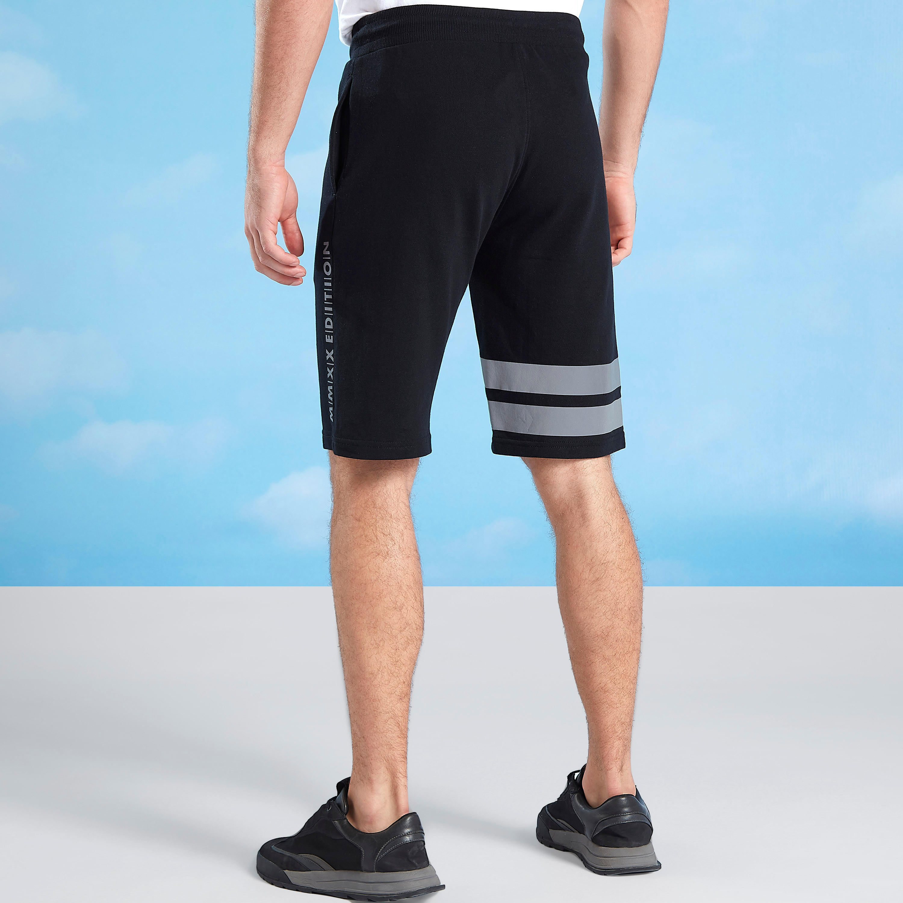 شورت بخصر مطّاطي بتفاصيل جيب وطبعات إكسبو 2020-men-clothing-sportswearandactivewear-bottoms-image-4