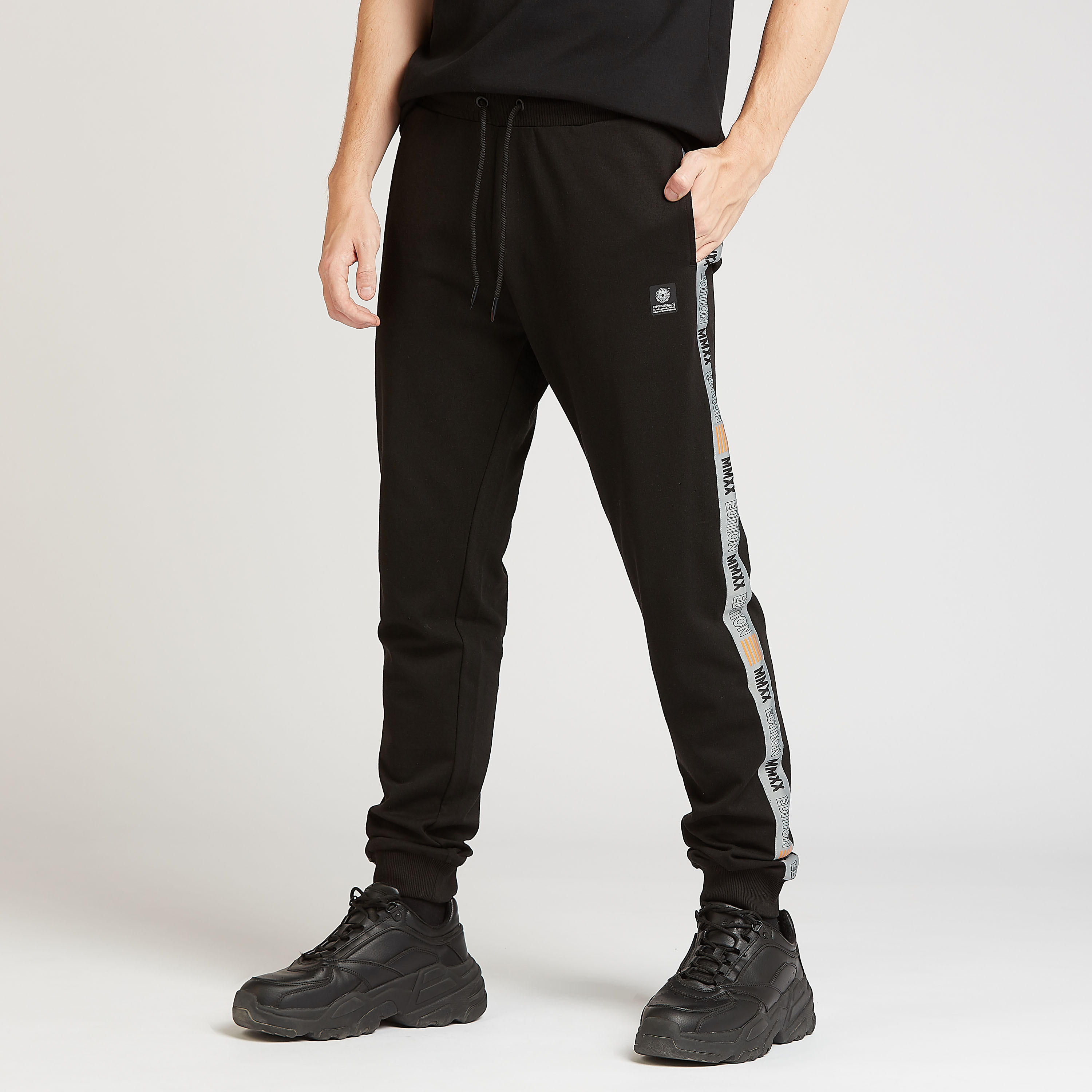 بنطلون رياضي بجيوب وخصر مطاطي وطبعات إكسبو 2020-men-clothing-sportswearandactivewear-bottoms-image-1
