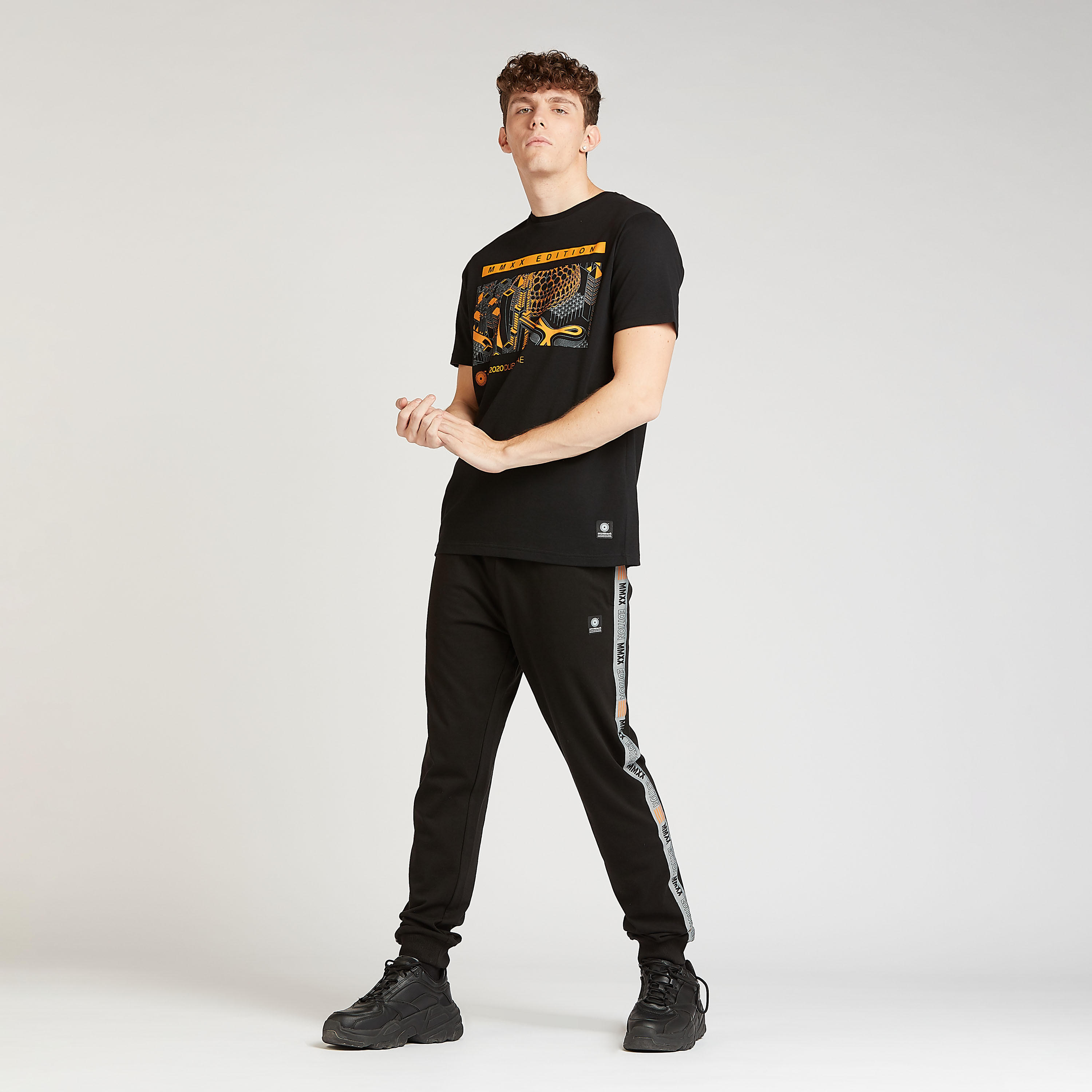 بنطلون رياضي بجيوب وخصر مطاطي وطبعات إكسبو 2020-men-clothing-sportswearandactivewear-bottoms-image-2