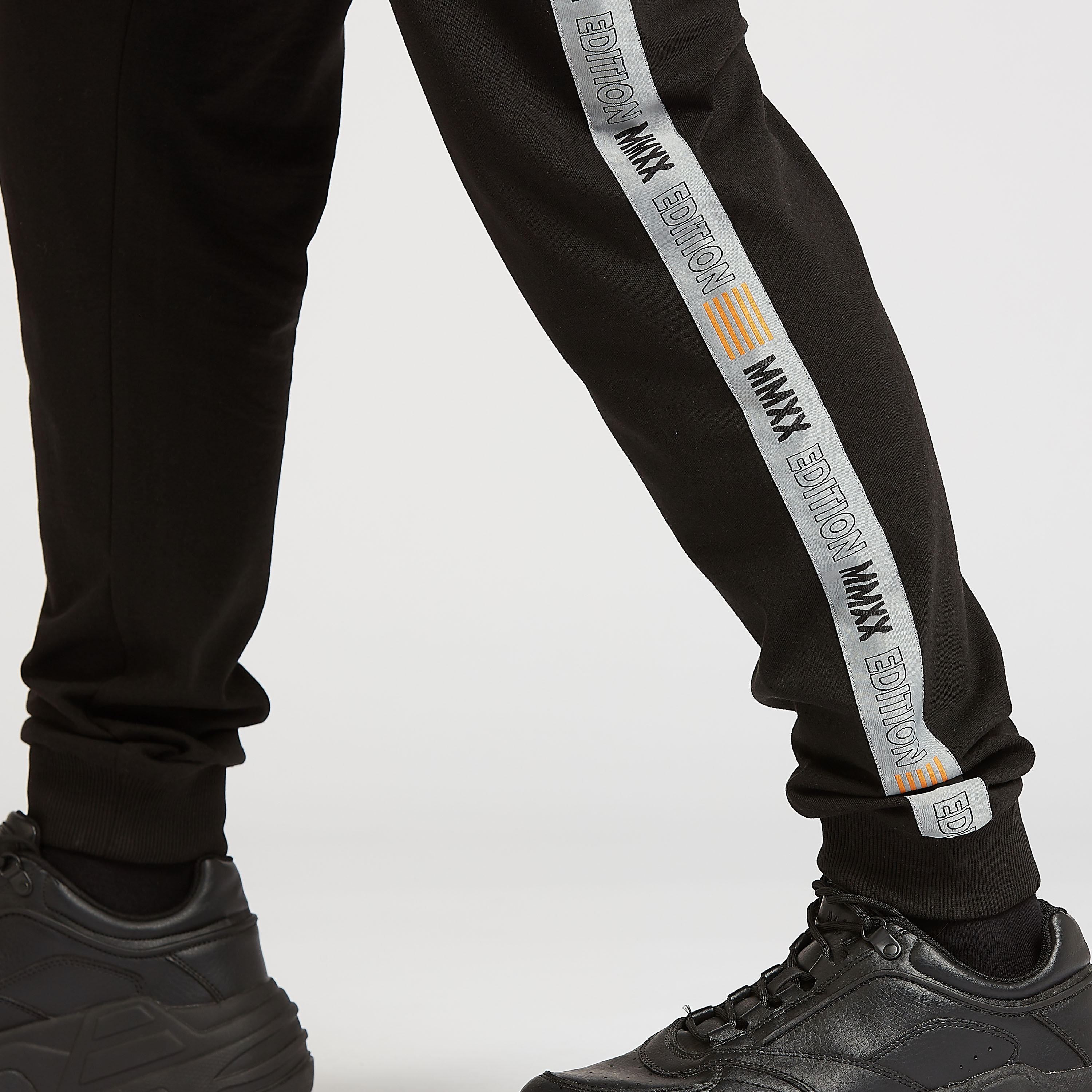 بنطلون رياضي بجيوب وخصر مطاطي وطبعات إكسبو 2020-men-clothing-sportswearandactivewear-bottoms-image-3