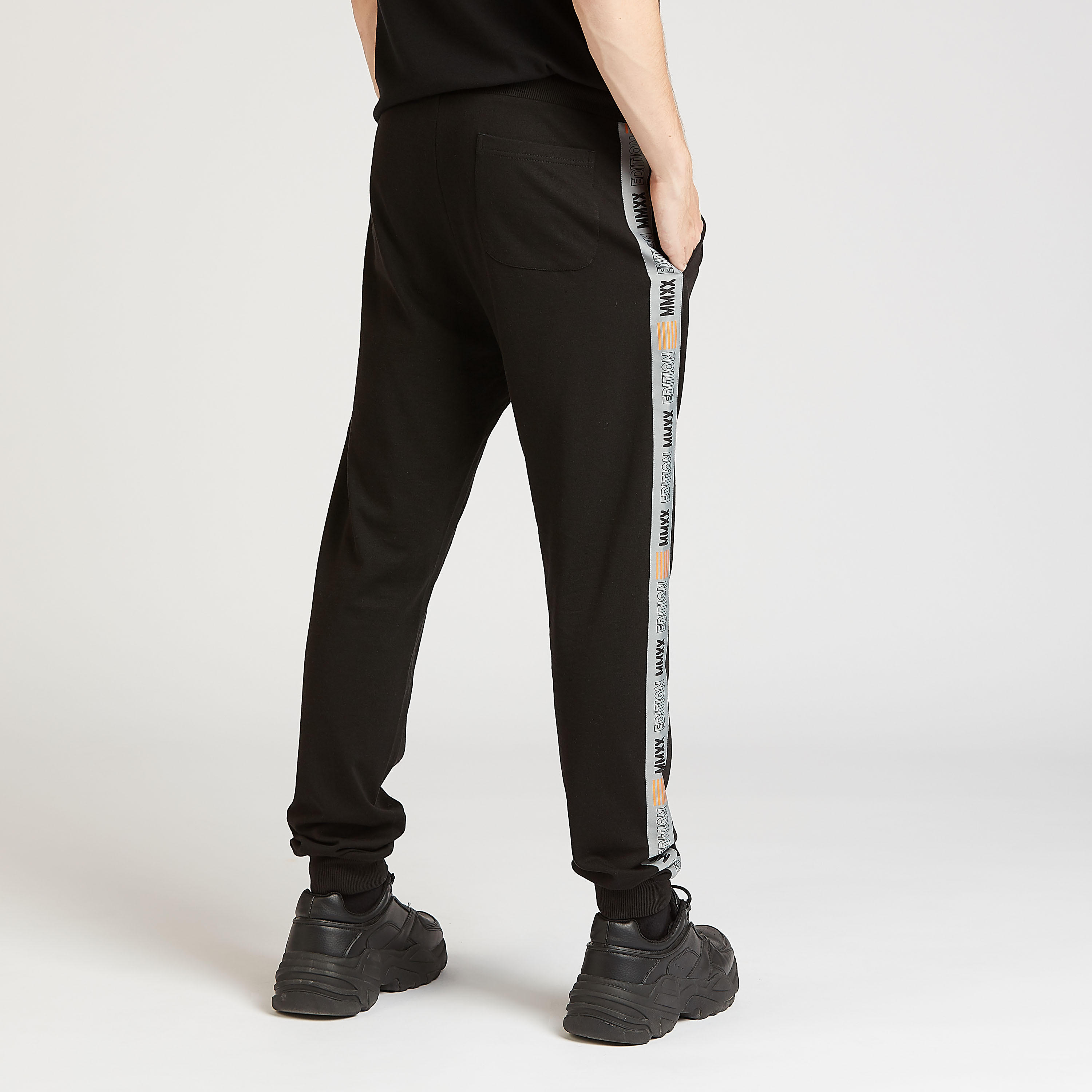بنطلون رياضي بجيوب وخصر مطاطي وطبعات إكسبو 2020-men-clothing-sportswearandactivewear-bottoms-image-4