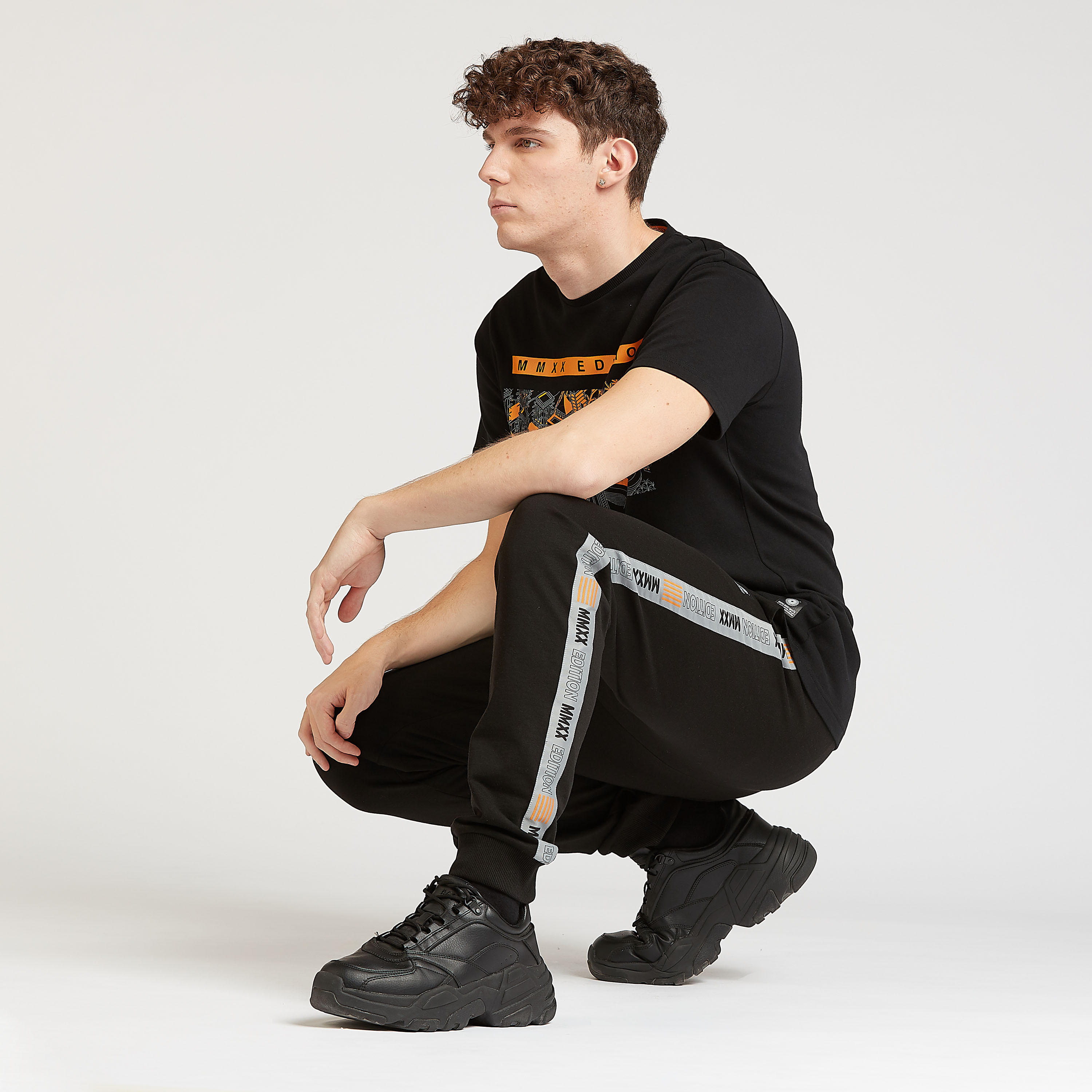 بنطلون رياضي بجيوب وخصر مطاطي وطبعات إكسبو 2020-men-clothing-sportswearandactivewear-bottoms-image-5