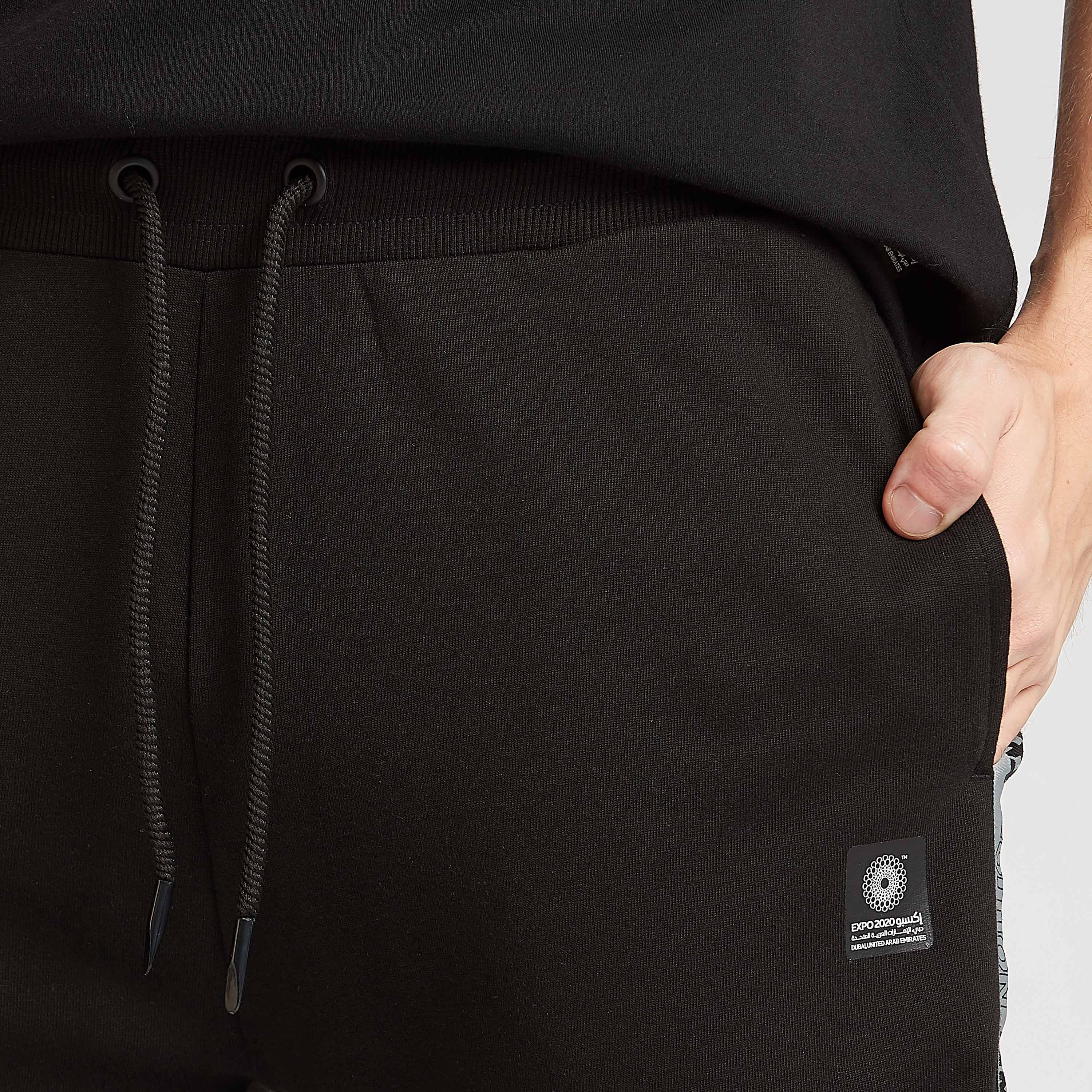 بنطلون رياضي بجيوب وخصر مطاطي وطبعات إكسبو 2020-men-clothing-sportswearandactivewear-bottoms-image-6
