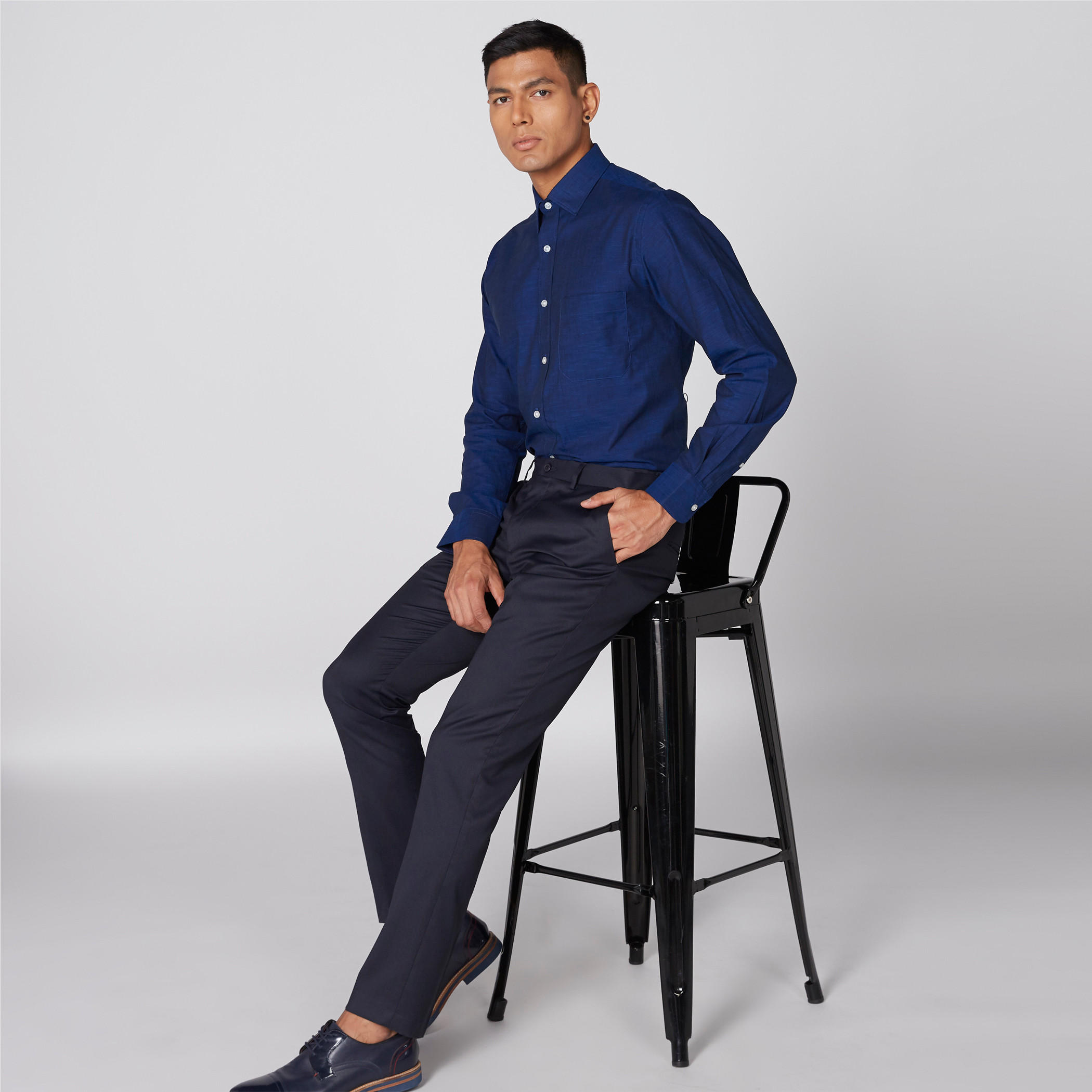 قميص بأكمام طويلة وأزرار وجيب من آرو-men-clothing-shirts-image-3