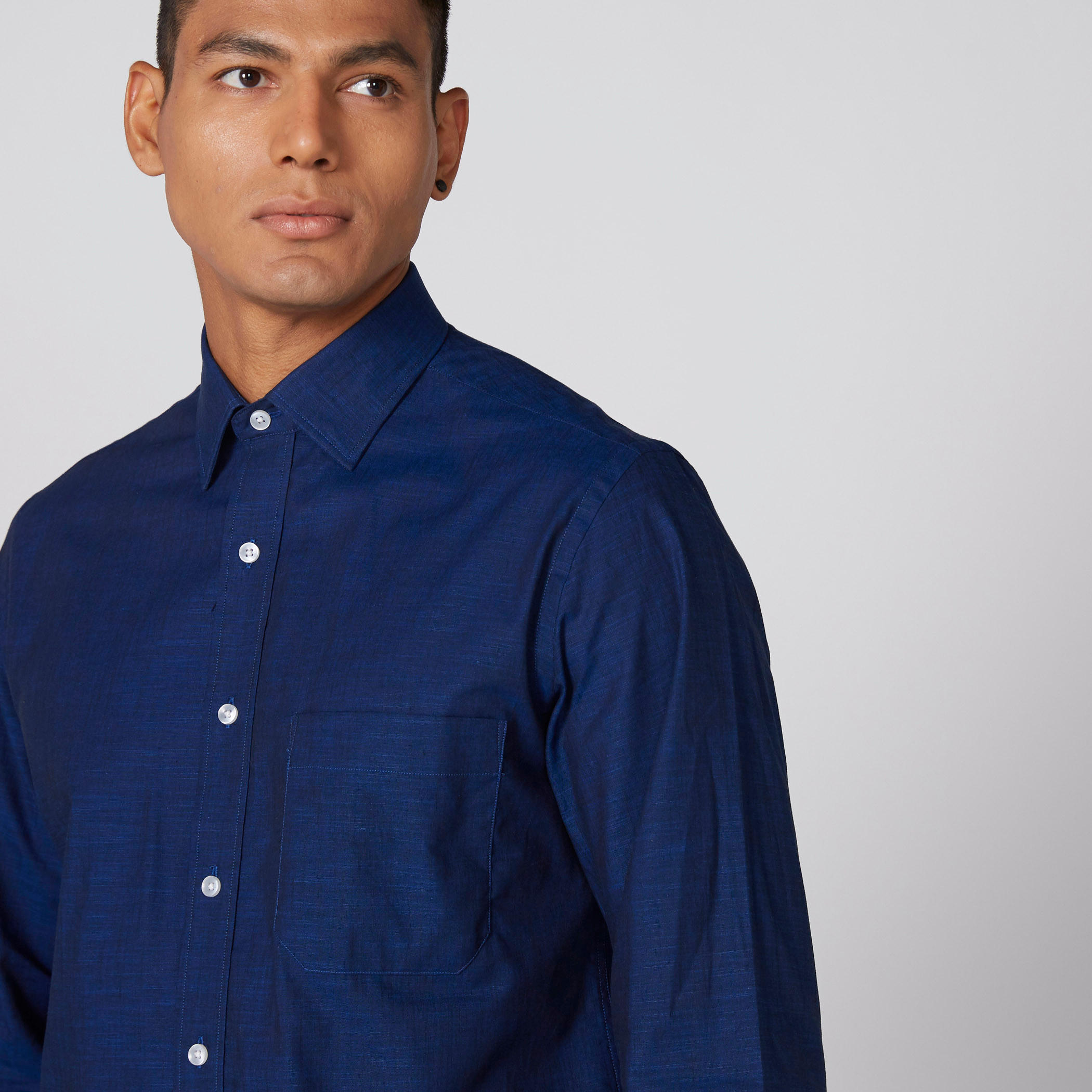 قميص بأكمام طويلة وأزرار وجيب من آرو-men-clothing-shirts-image-4