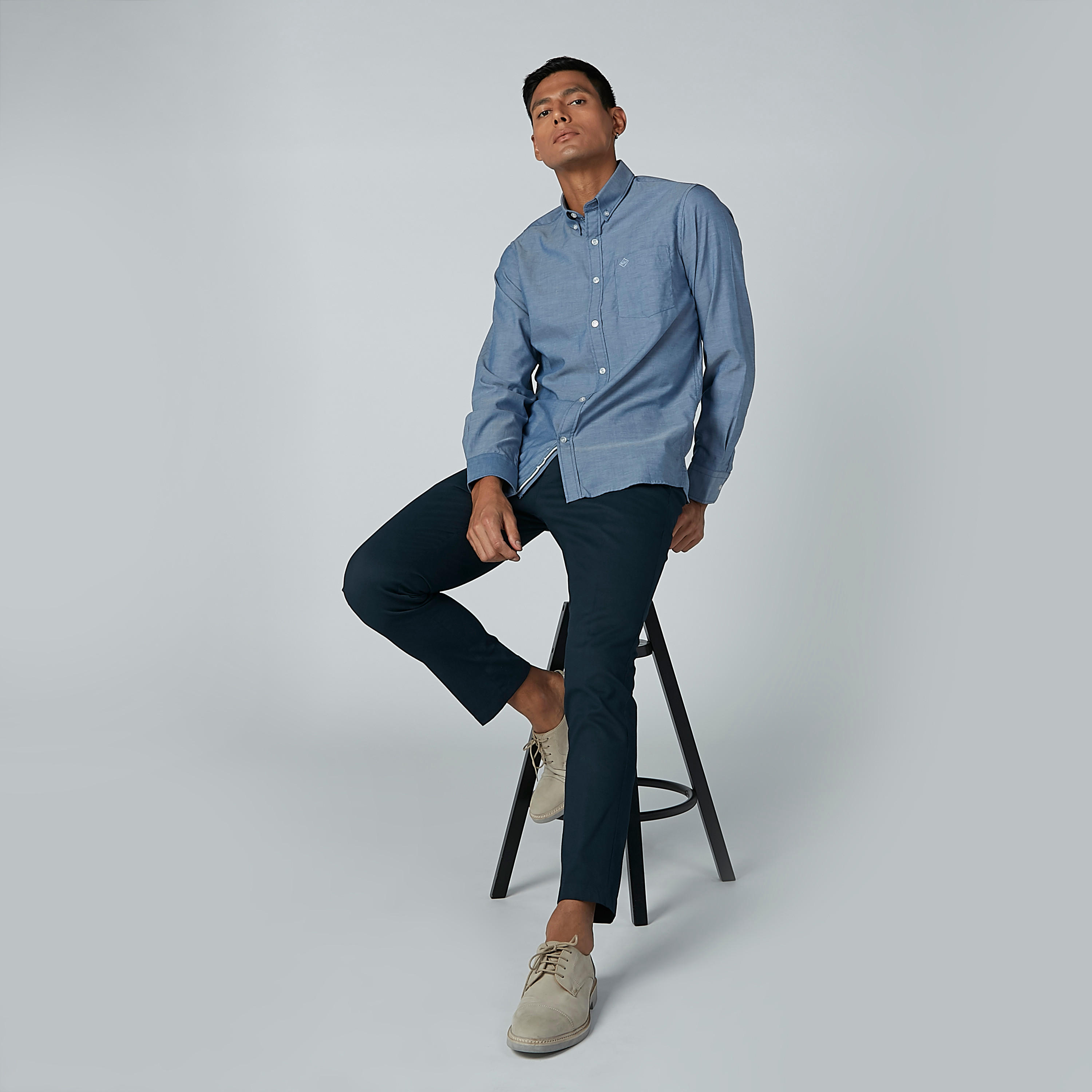 قميص سادة بأكمام طويلة وجيوب من آرو-men-clothing-shirts-image-1