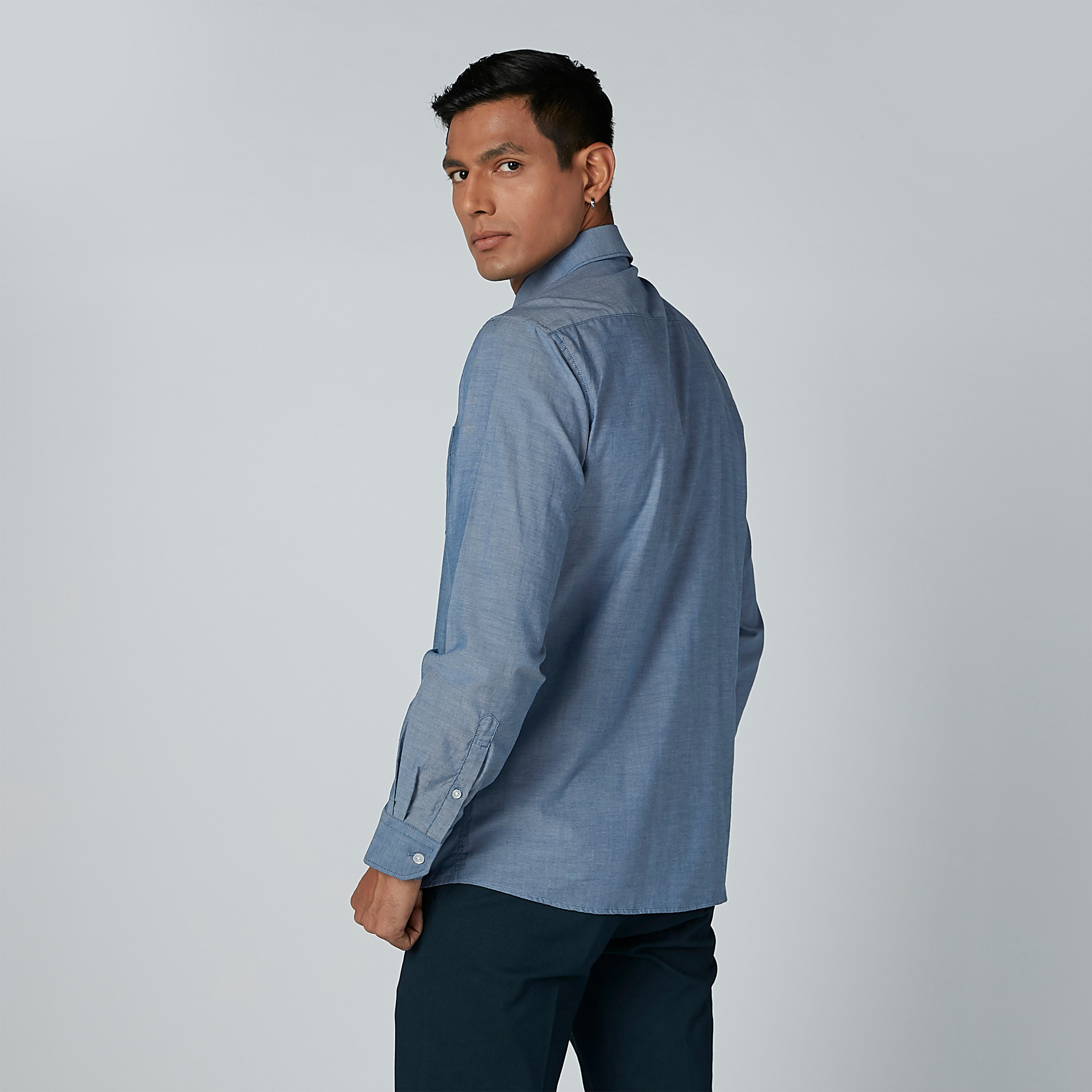 قميص سادة بأكمام طويلة وجيوب من آرو-men-clothing-shirts-image-5