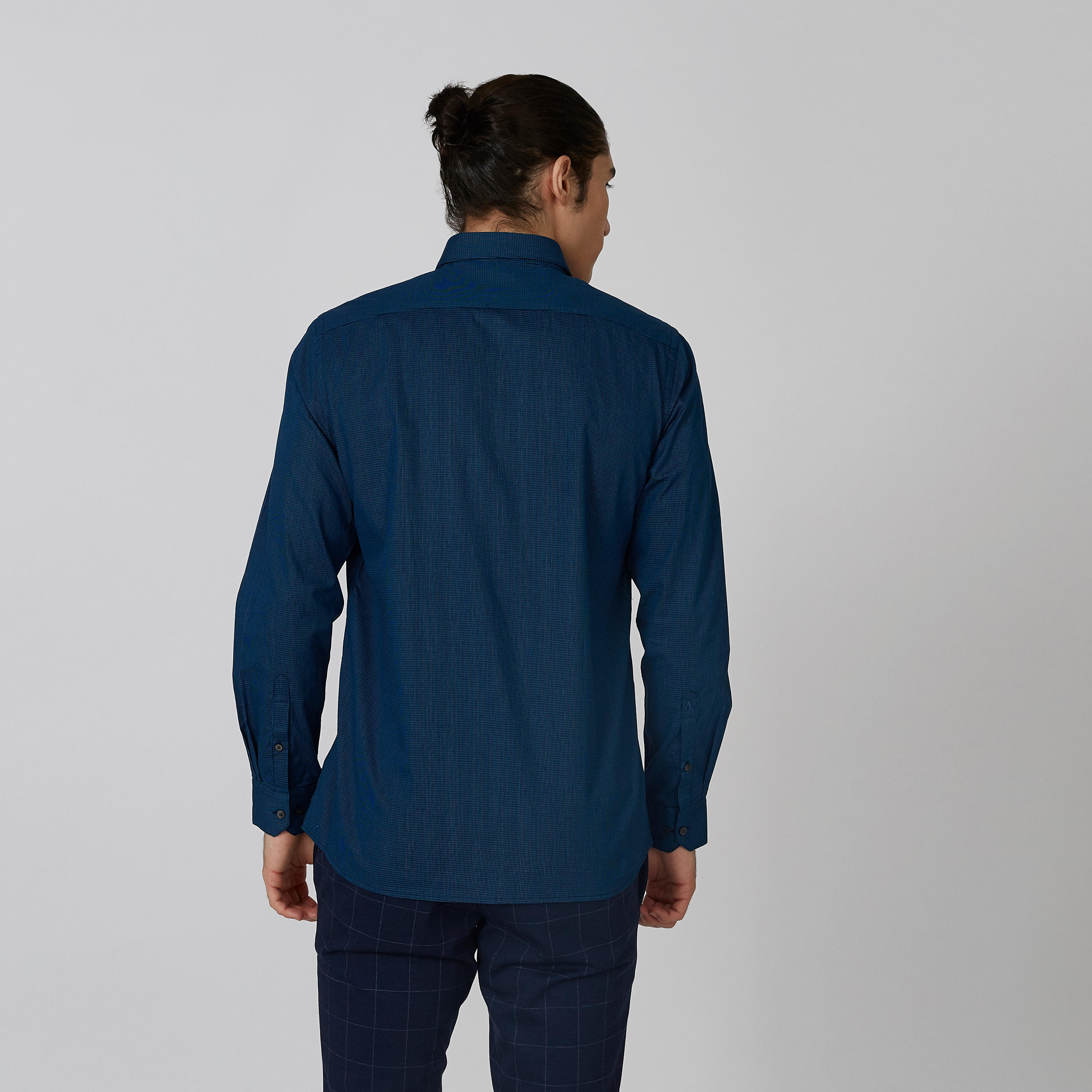 قميص سليم بارز الملمس بياقة عاديّة وأكمام طويلة من آرو-men-clothing-shirts-image-2