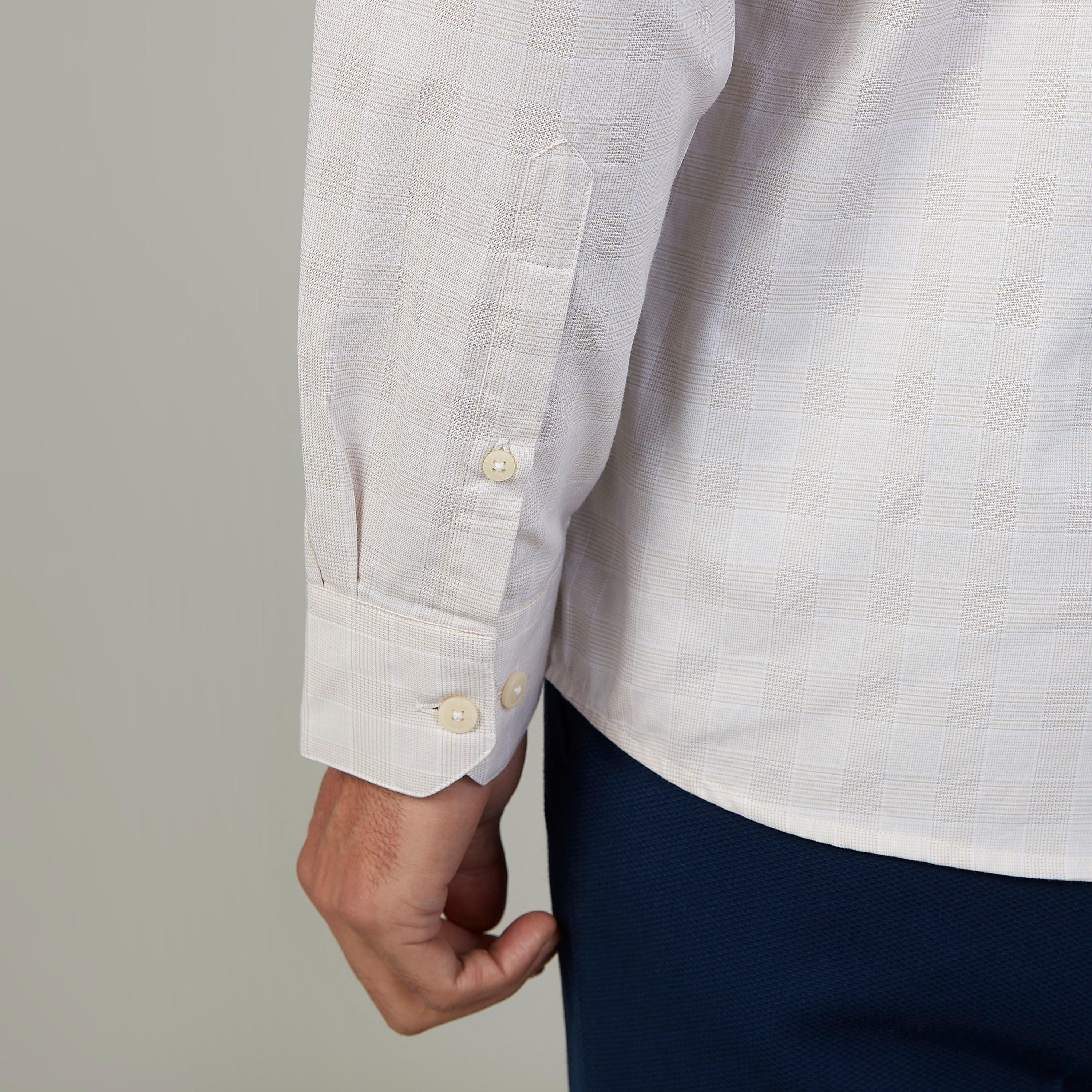 قميص كاروهات بأكمام طويلة وجيب على الصدر من آرو-men-clothing-shirts-image-3