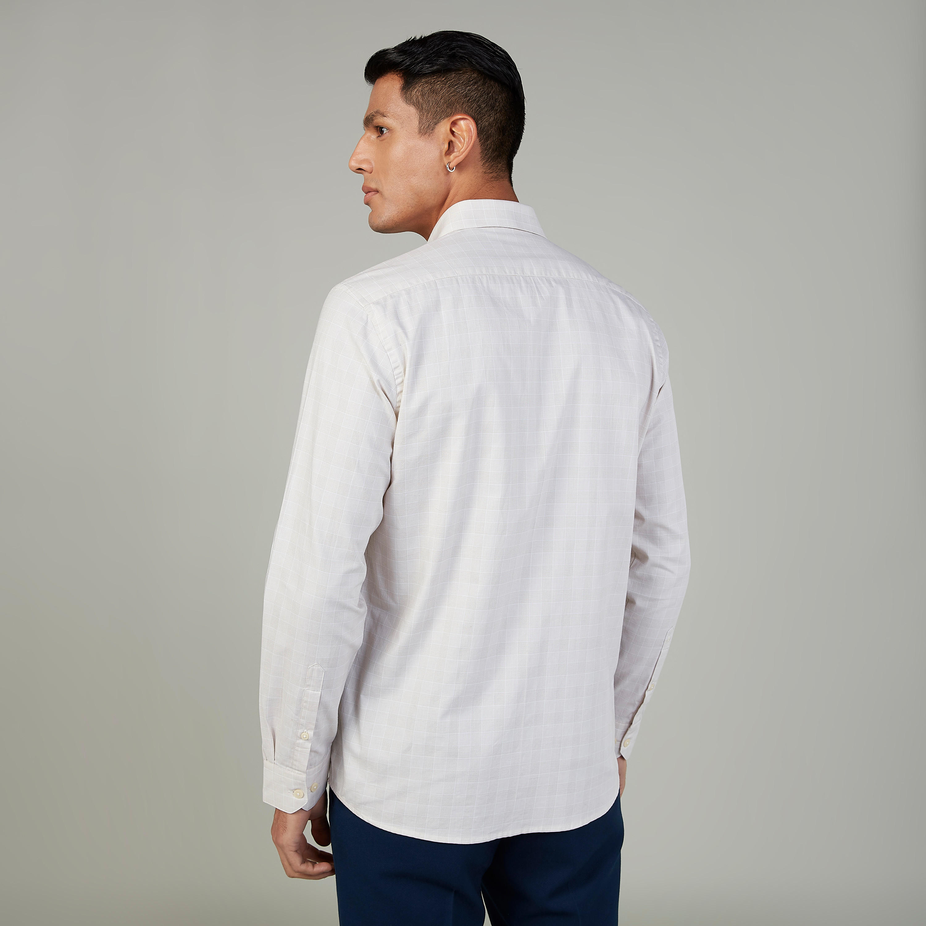 قميص كاروهات بأكمام طويلة وجيب على الصدر من آرو-men-clothing-shirts-image-4